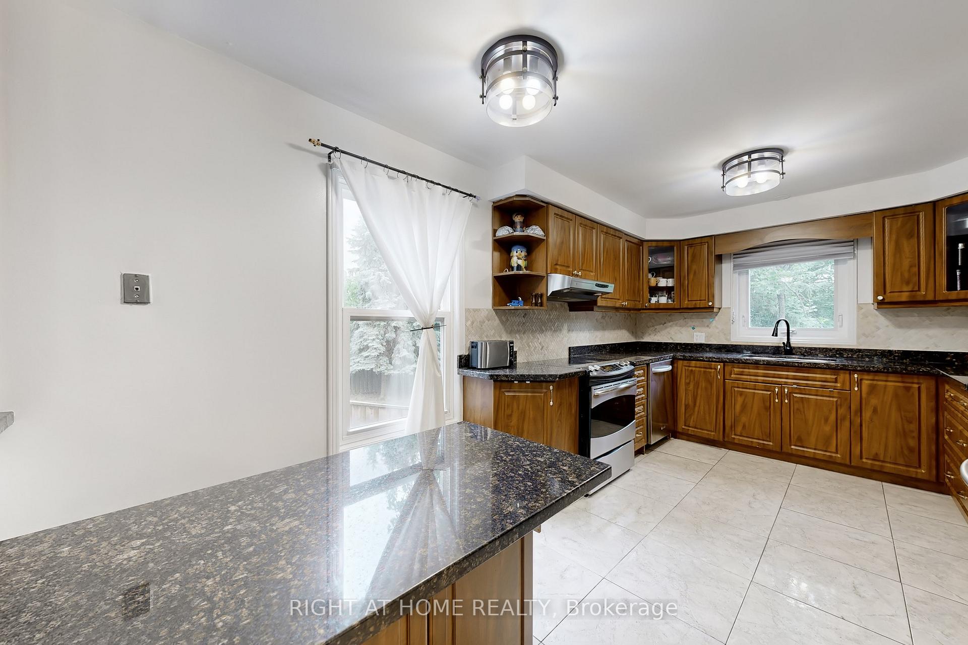 Photo 16 of 52 Breckonwood Crescent, Markham, Aileen-Willowbrook — HOMEH