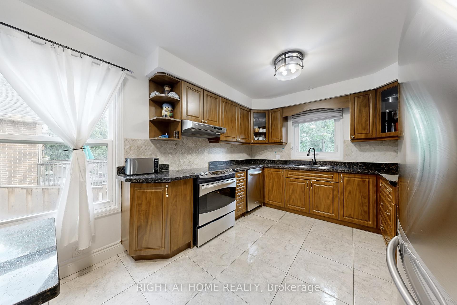 Photo 21 of 52 Breckonwood Crescent, Markham, Aileen-Willowbrook — HOMEH