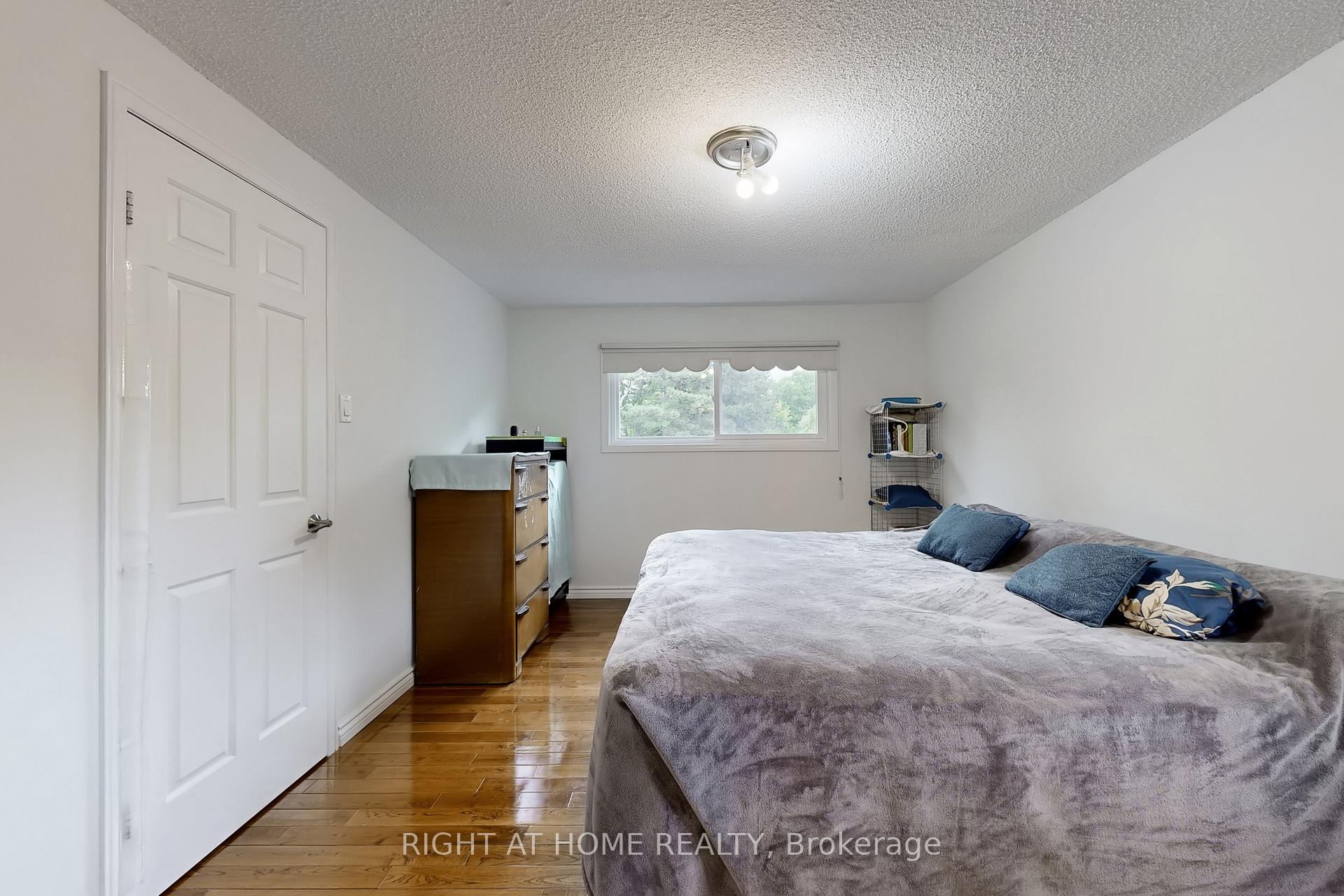Photo 24 of 52 Breckonwood Crescent, Markham, Aileen-Willowbrook — HOMEH