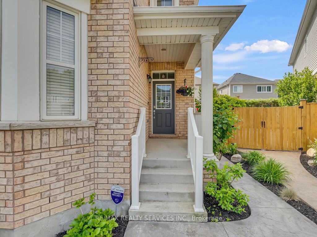 Photo 3 of 360 Falling Green Crescent, Kitchener — HOMEH