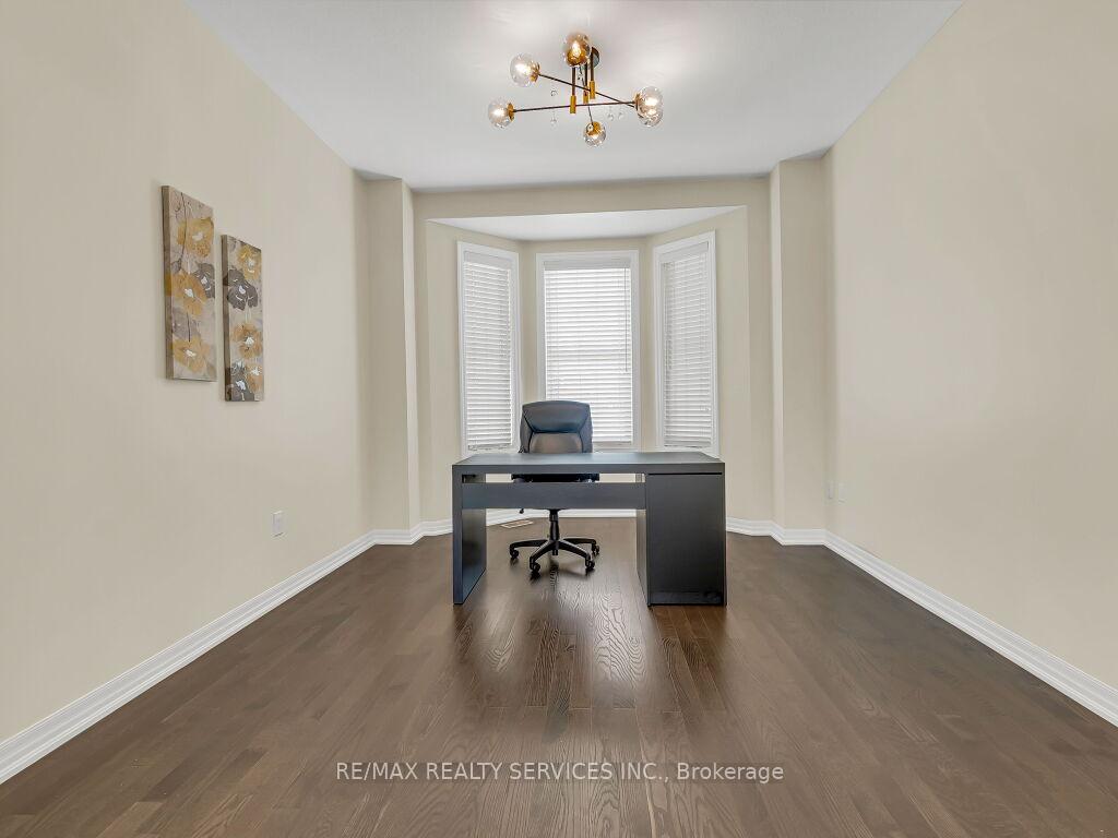 Photo 4 of 360 Falling Green Crescent, Kitchener — HOMEH