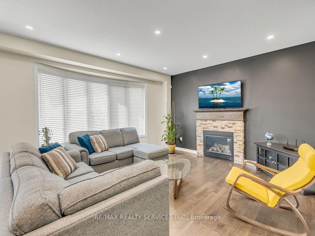 Photo 7 of 360 Falling Green Crescent, Kitchener — HOMEH