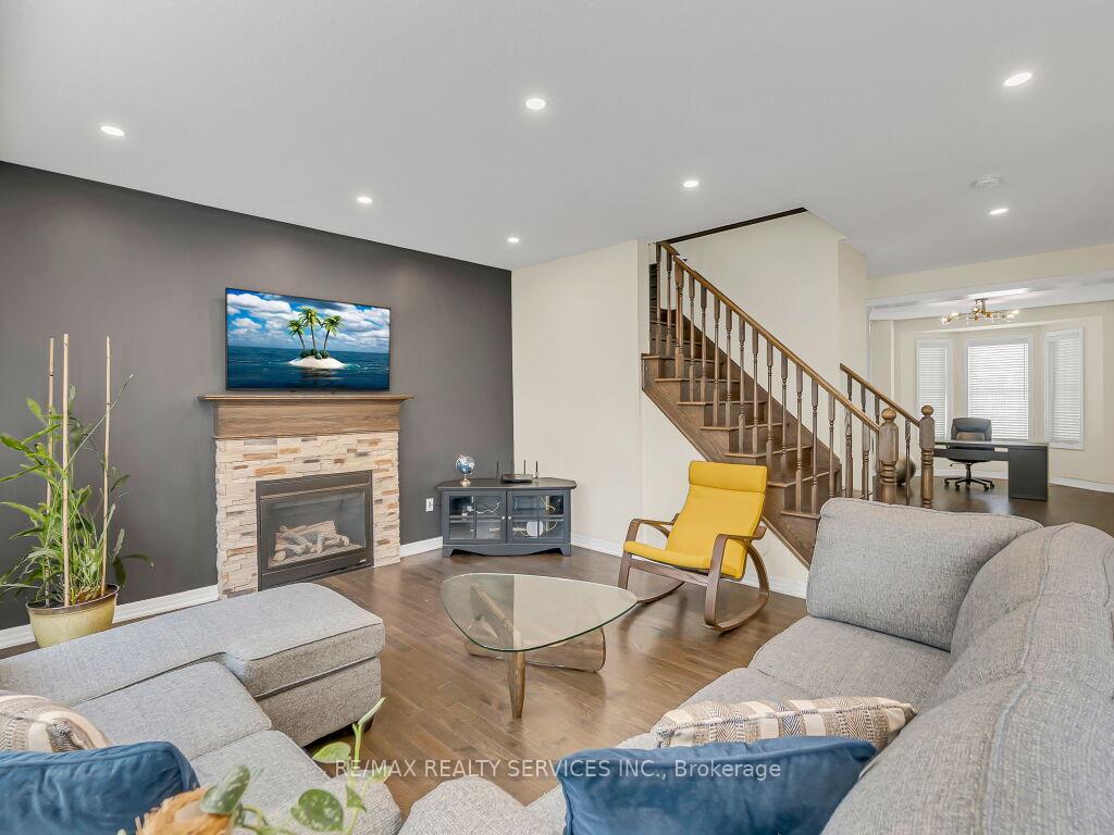 Photo 9 of 360 Falling Green Crescent, Kitchener — HOMEH