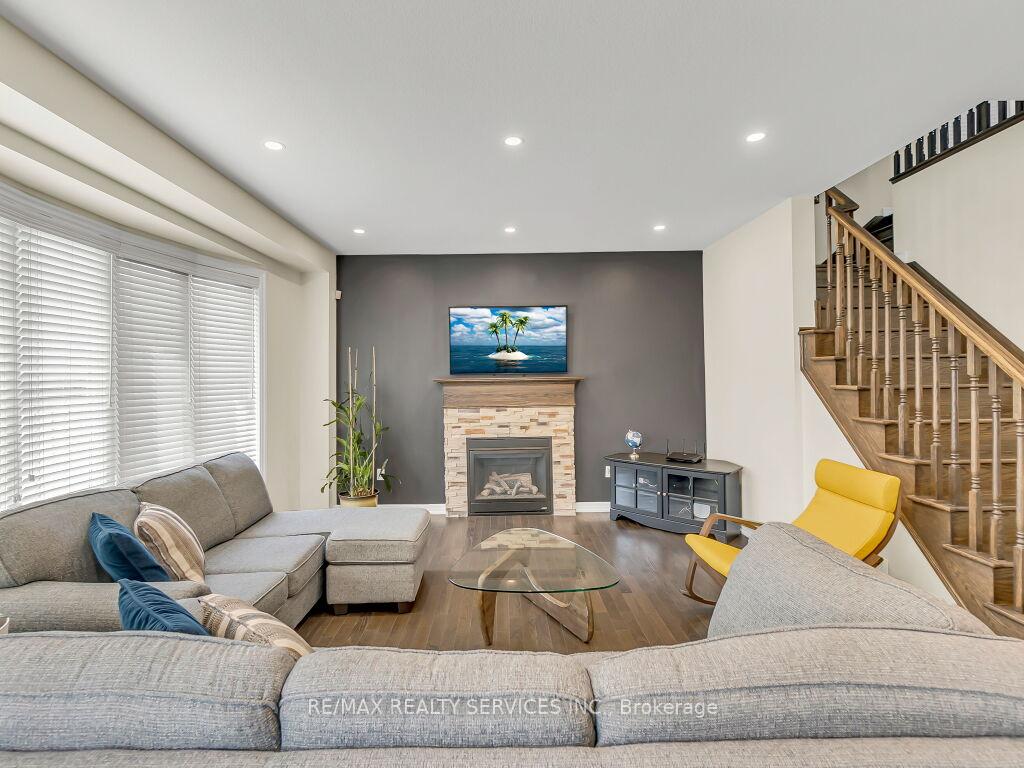 Photo 10 of 360 Falling Green Crescent, Kitchener — HOMEH