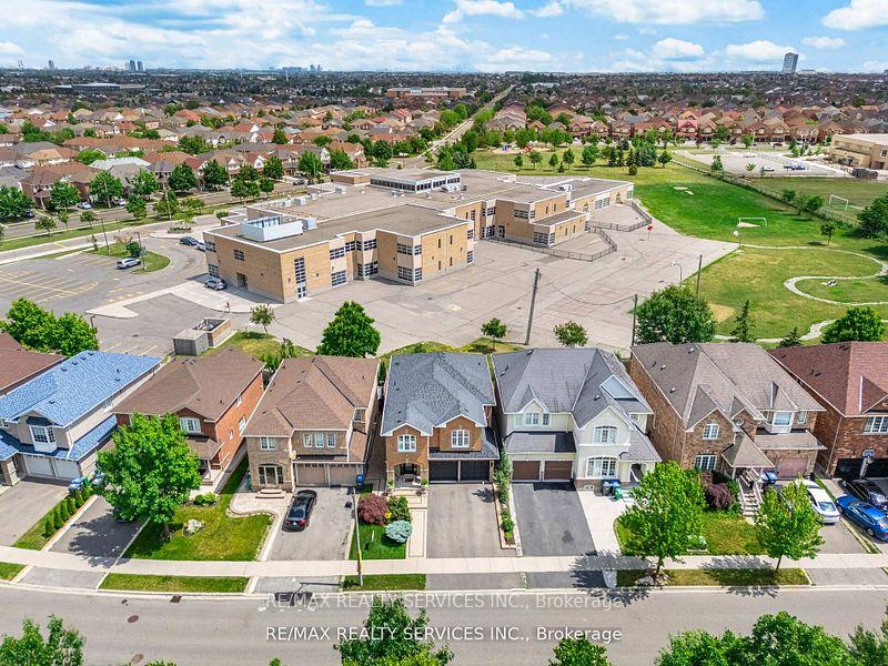 Photo 47 of 105 Sugarhill Drive, Brampton, Fletcher's Meadow — HOMEH