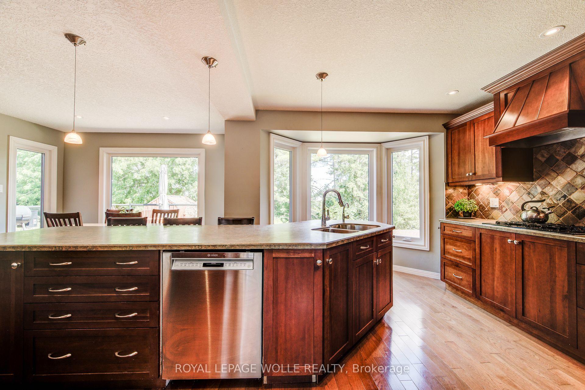 Photo 7 of 33 Tinatawa Court, Waterloo — HOMEH