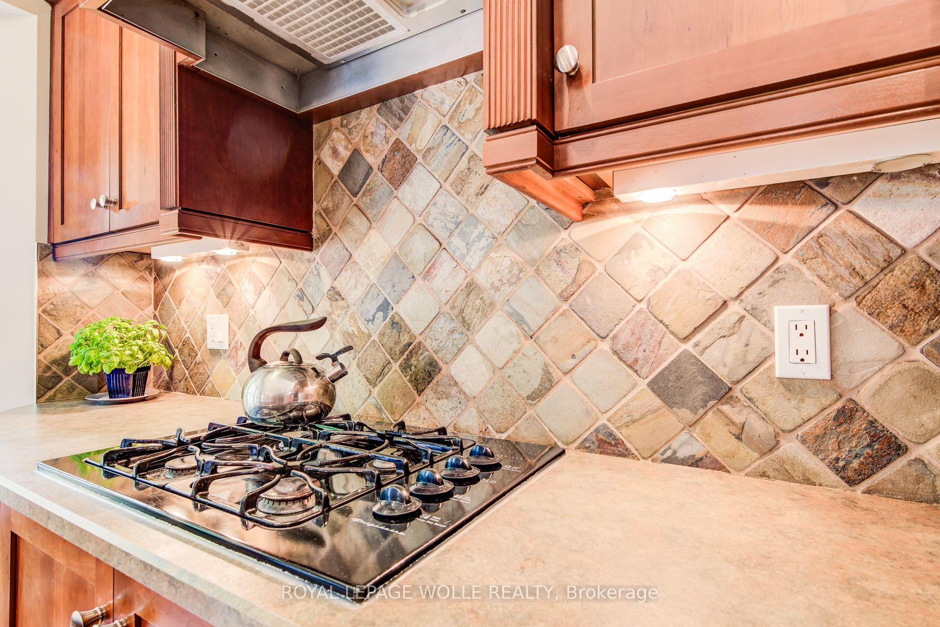 Photo 9 of 33 Tinatawa Court, Waterloo — HOMEH