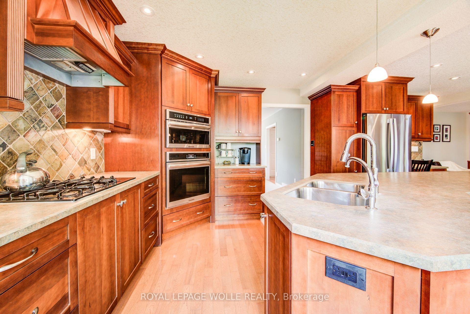 Photo 10 of 33 Tinatawa Court, Waterloo — HOMEH