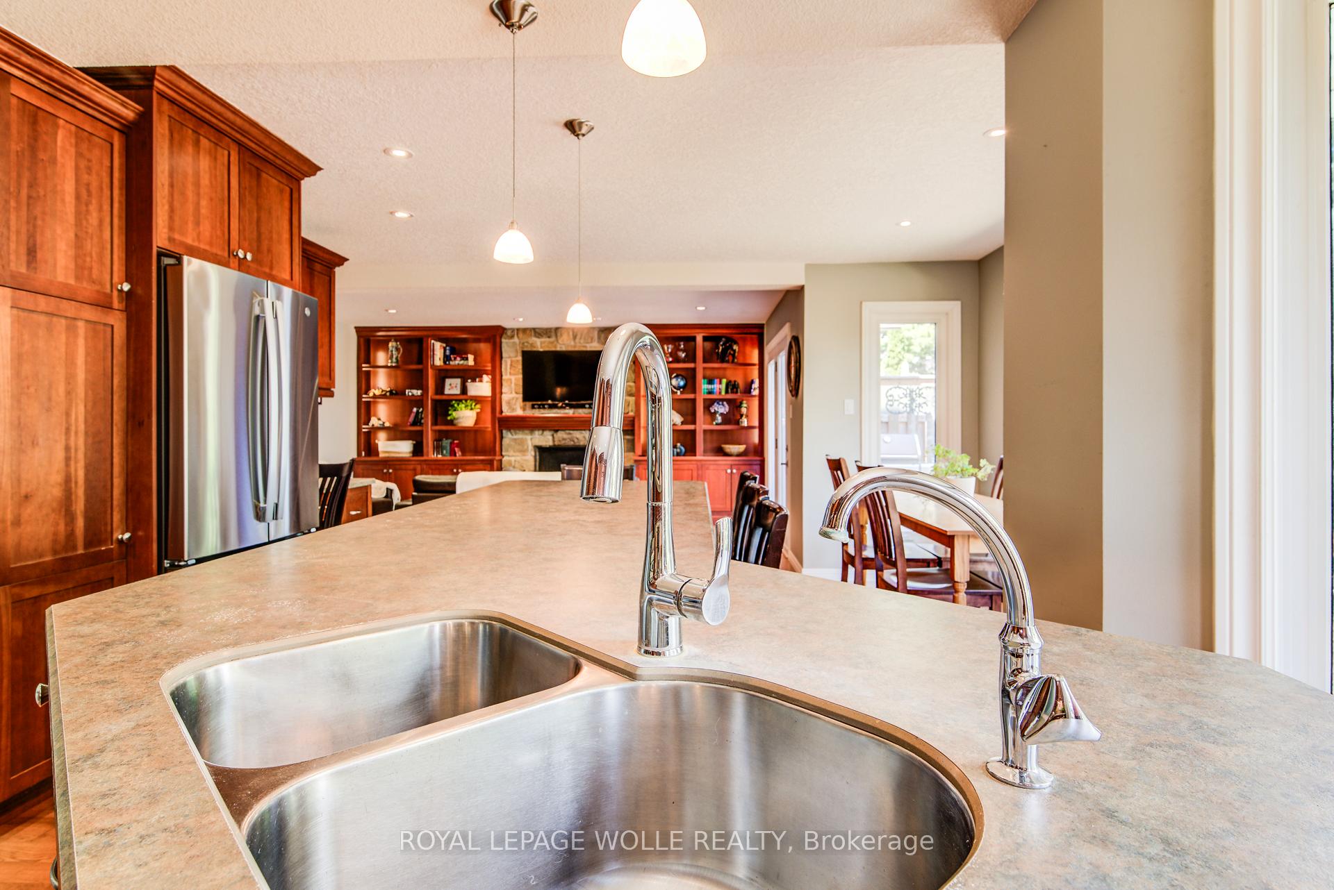 Photo 11 of 33 Tinatawa Court, Waterloo — HOMEH