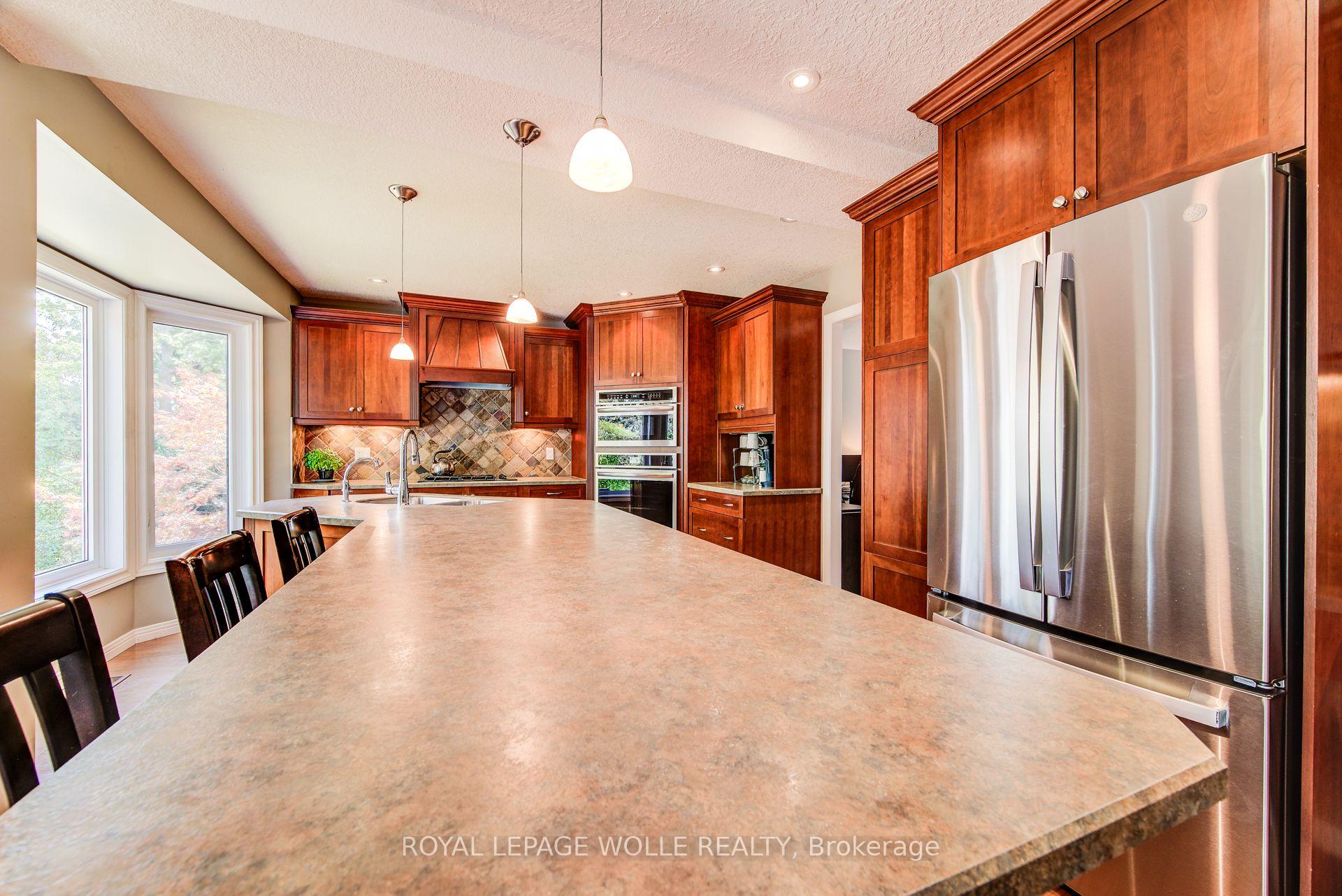 Photo 12 of 33 Tinatawa Court, Waterloo — HOMEH