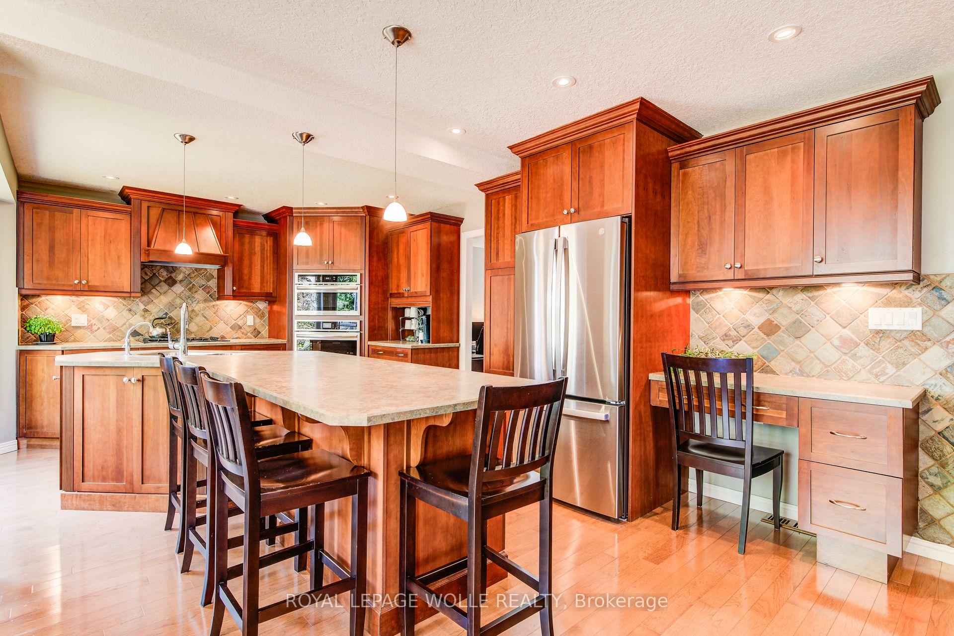 Photo 13 of 33 Tinatawa Court, Waterloo — HOMEH