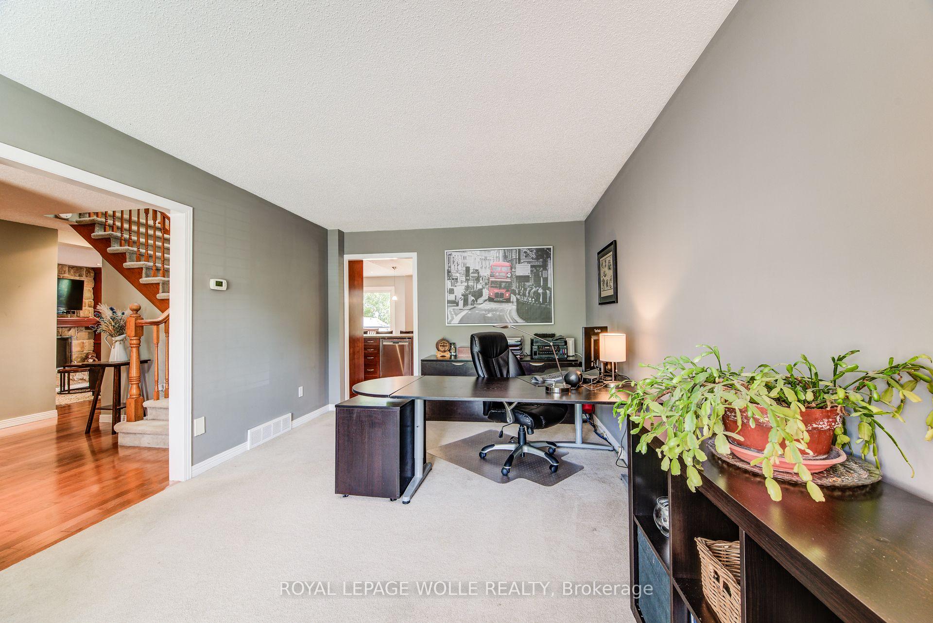 Photo 25 of 33 Tinatawa Court, Waterloo — HOMEH