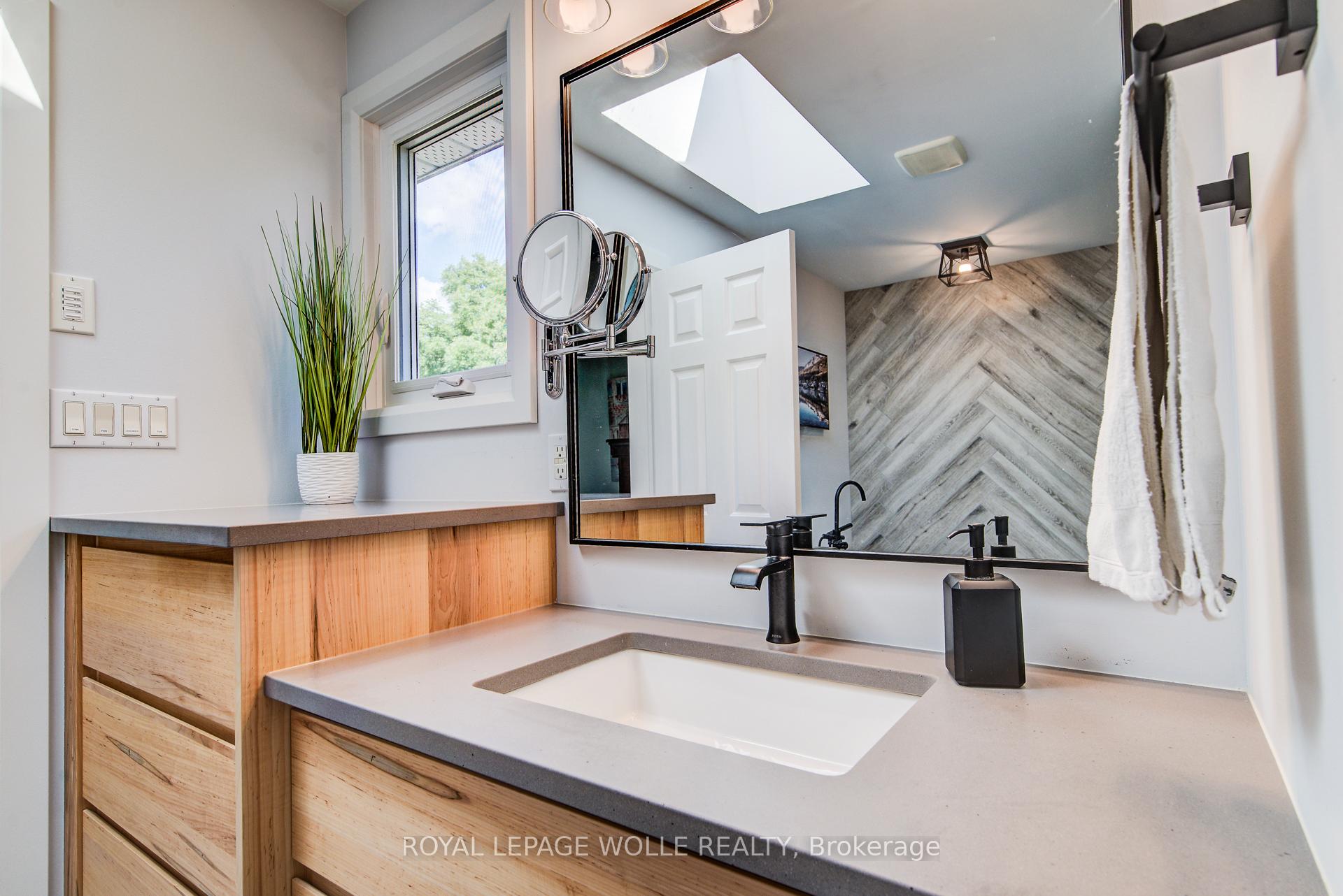 Photo 33 of 33 Tinatawa Court, Waterloo — HOMEH