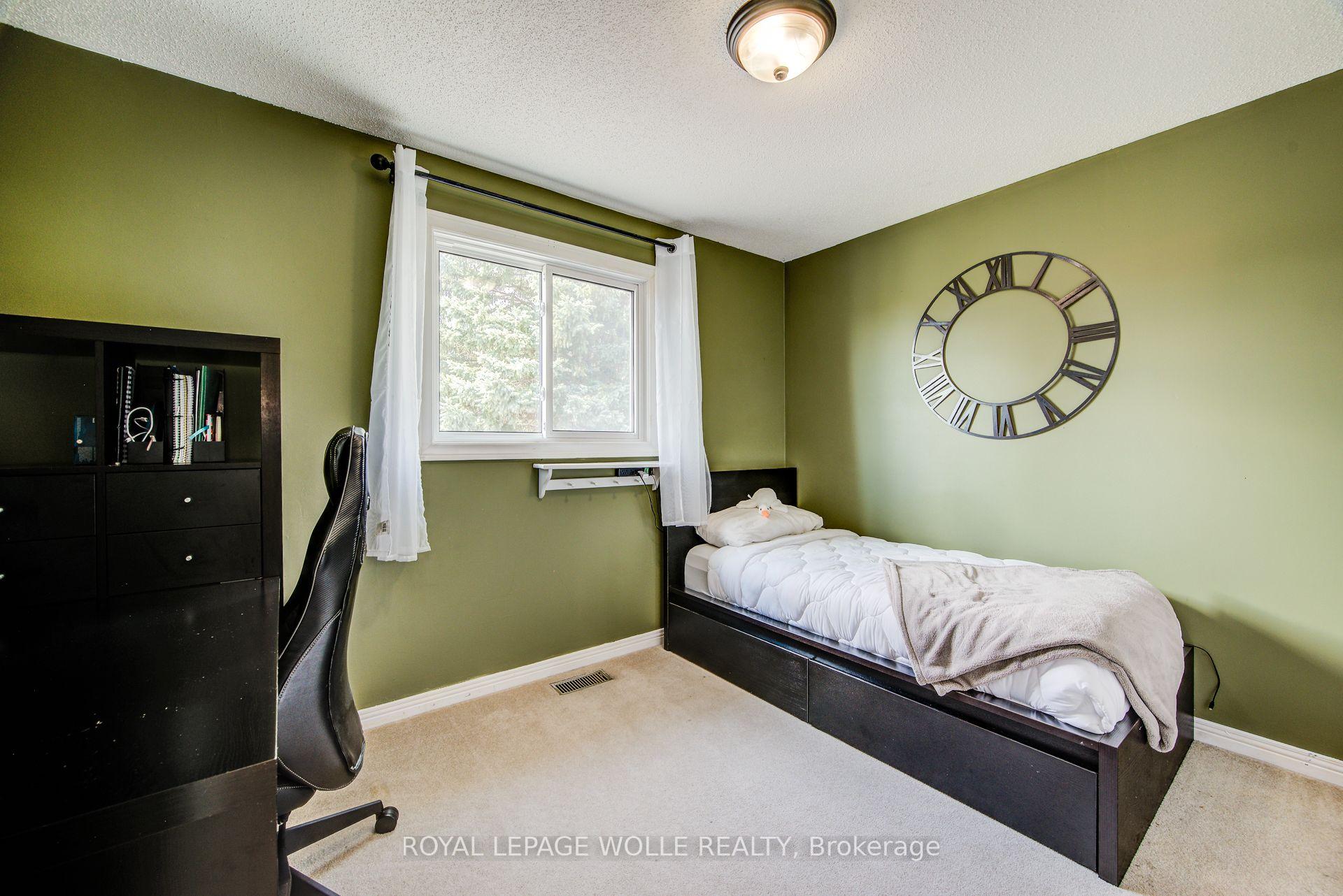 Photo 34 of 33 Tinatawa Court, Waterloo — HOMEH