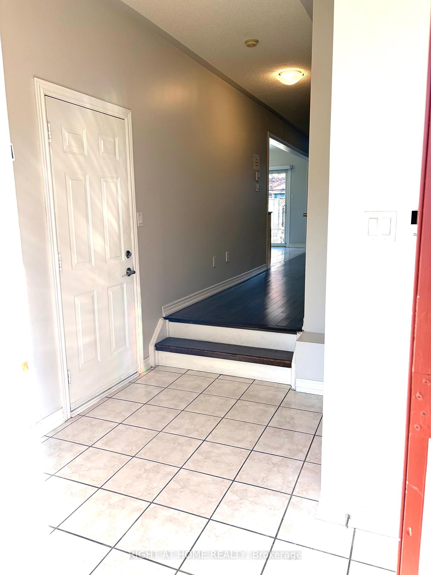 Photo 2 of 29 Mistdale Crescent, Brampton, Fletcher's Meadow — HOMEH