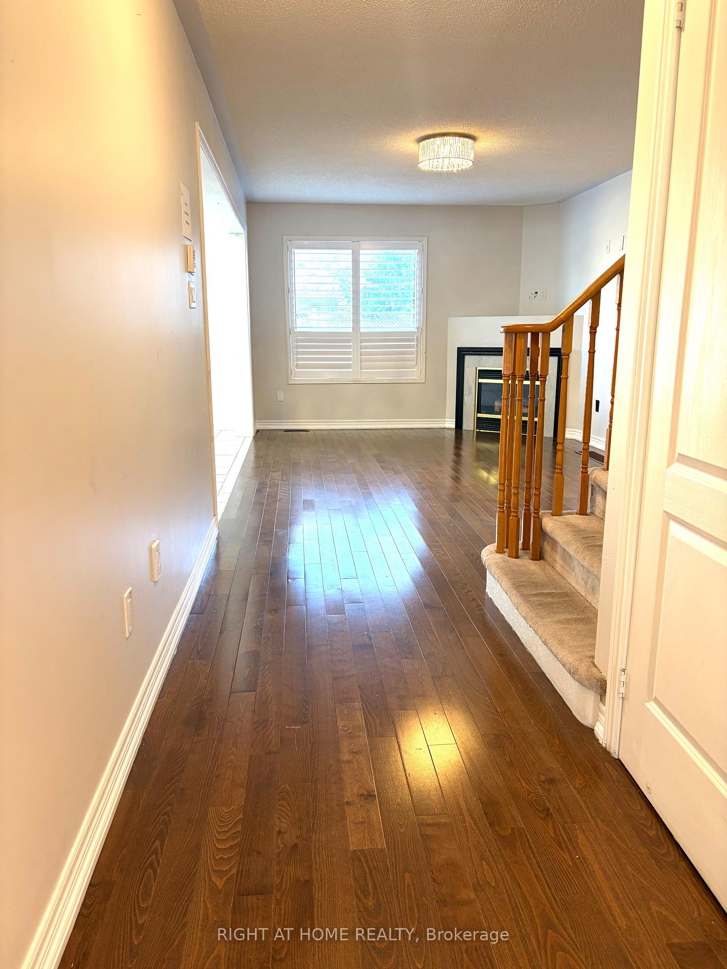Photo 3 of 29 Mistdale Crescent, Brampton, Fletcher's Meadow — HOMEH