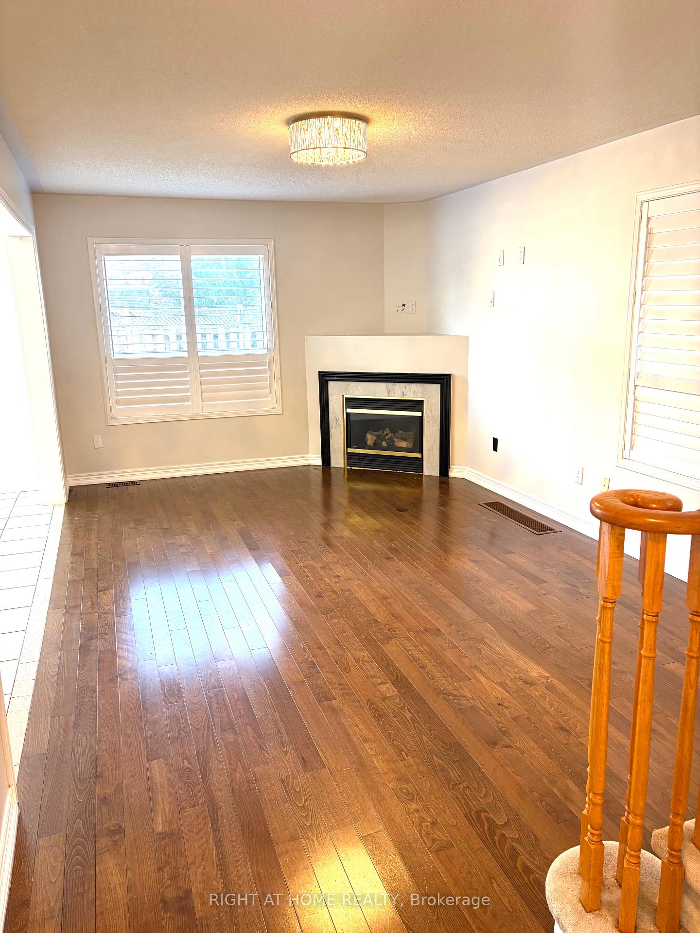 Photo 5 of 29 Mistdale Crescent, Brampton, Fletcher's Meadow — HOMEH