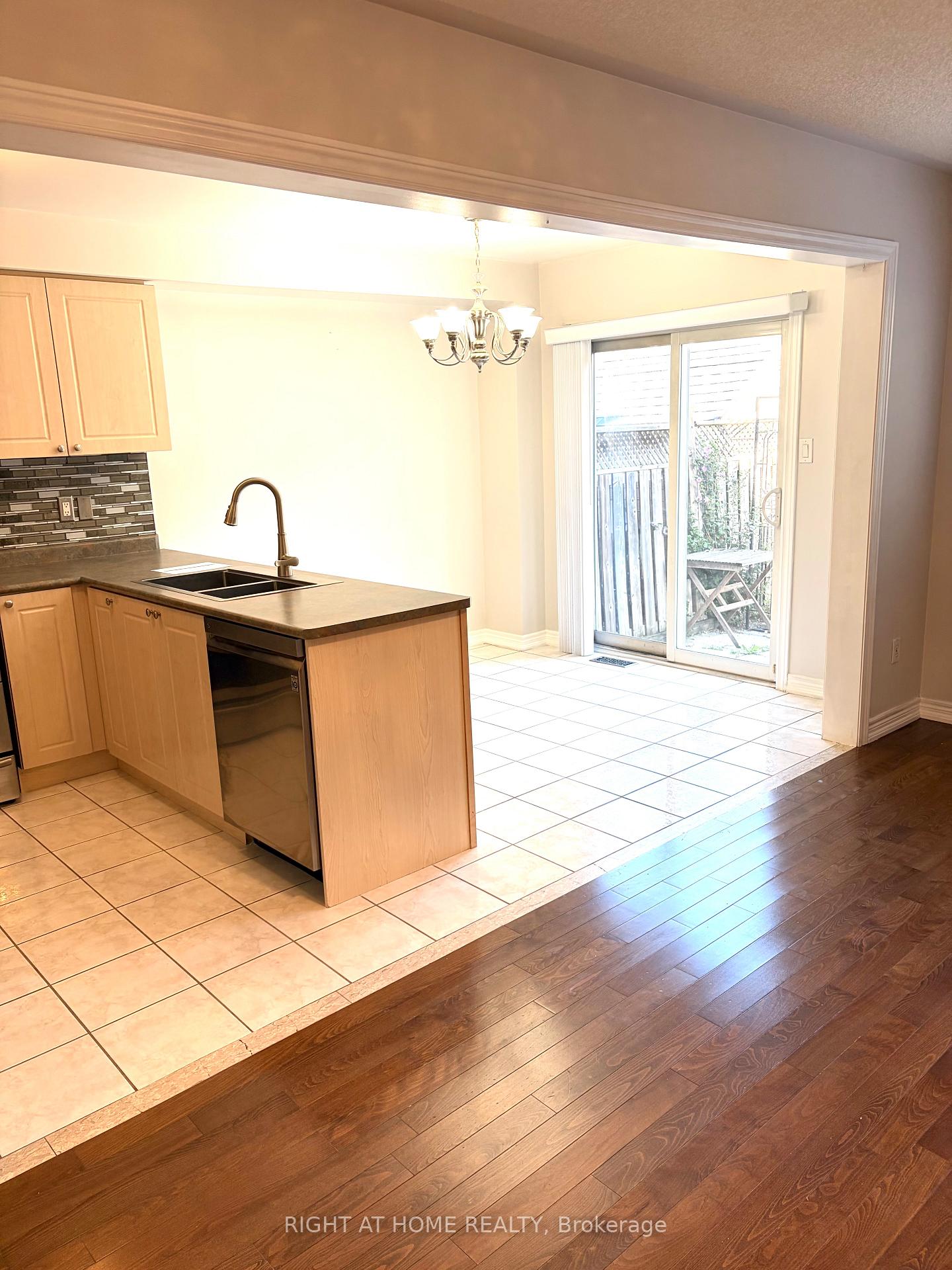Photo 6 of 29 Mistdale Crescent, Brampton, Fletcher's Meadow — HOMEH