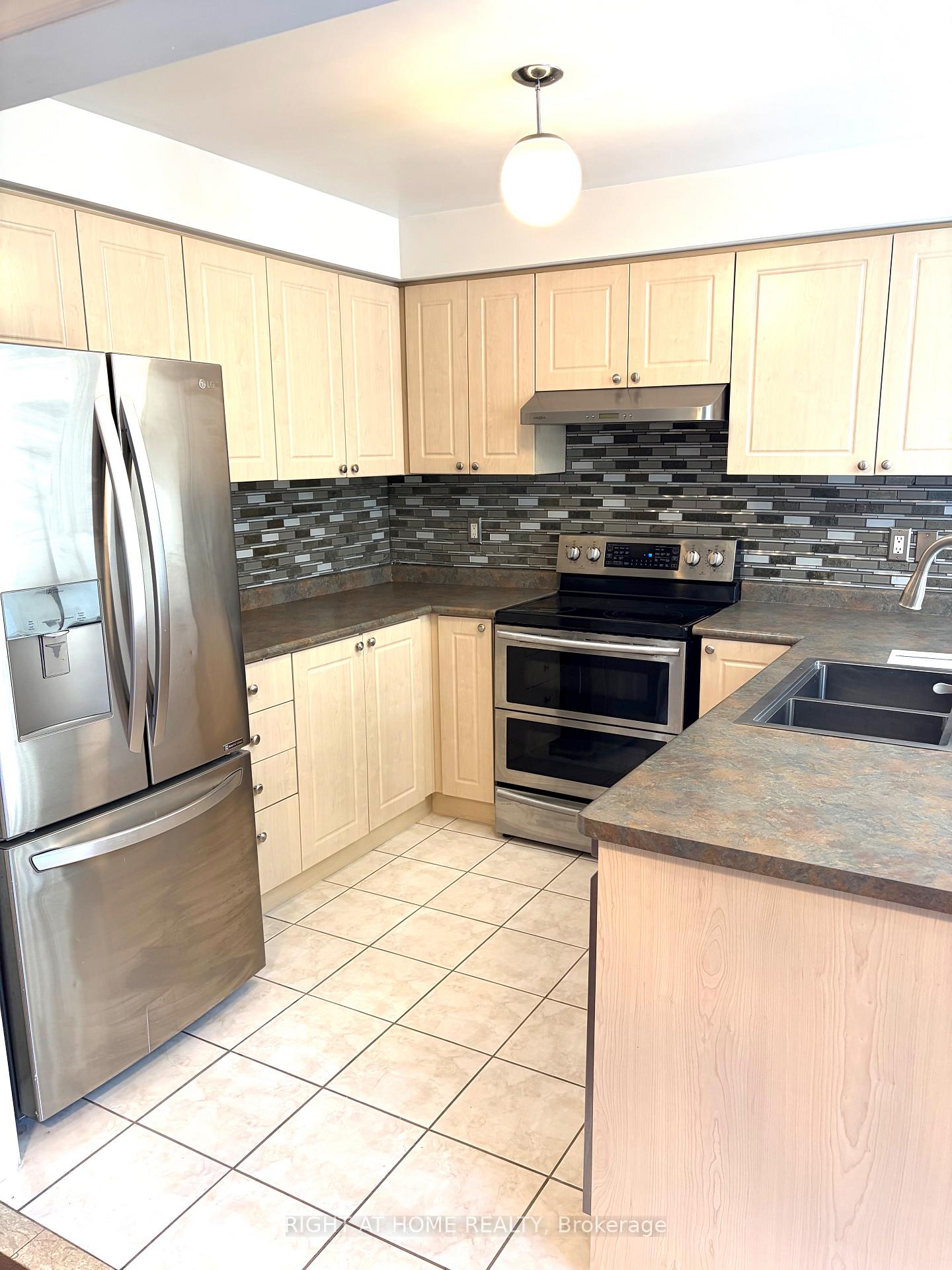 Photo 7 of 29 Mistdale Crescent, Brampton, Fletcher's Meadow — HOMEH
