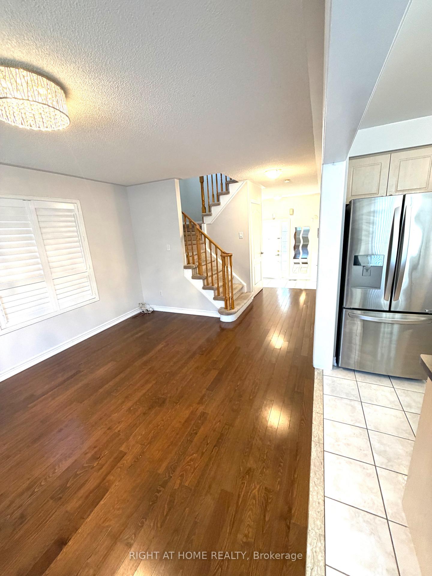 Photo 8 of 29 Mistdale Crescent, Brampton, Fletcher's Meadow — HOMEH