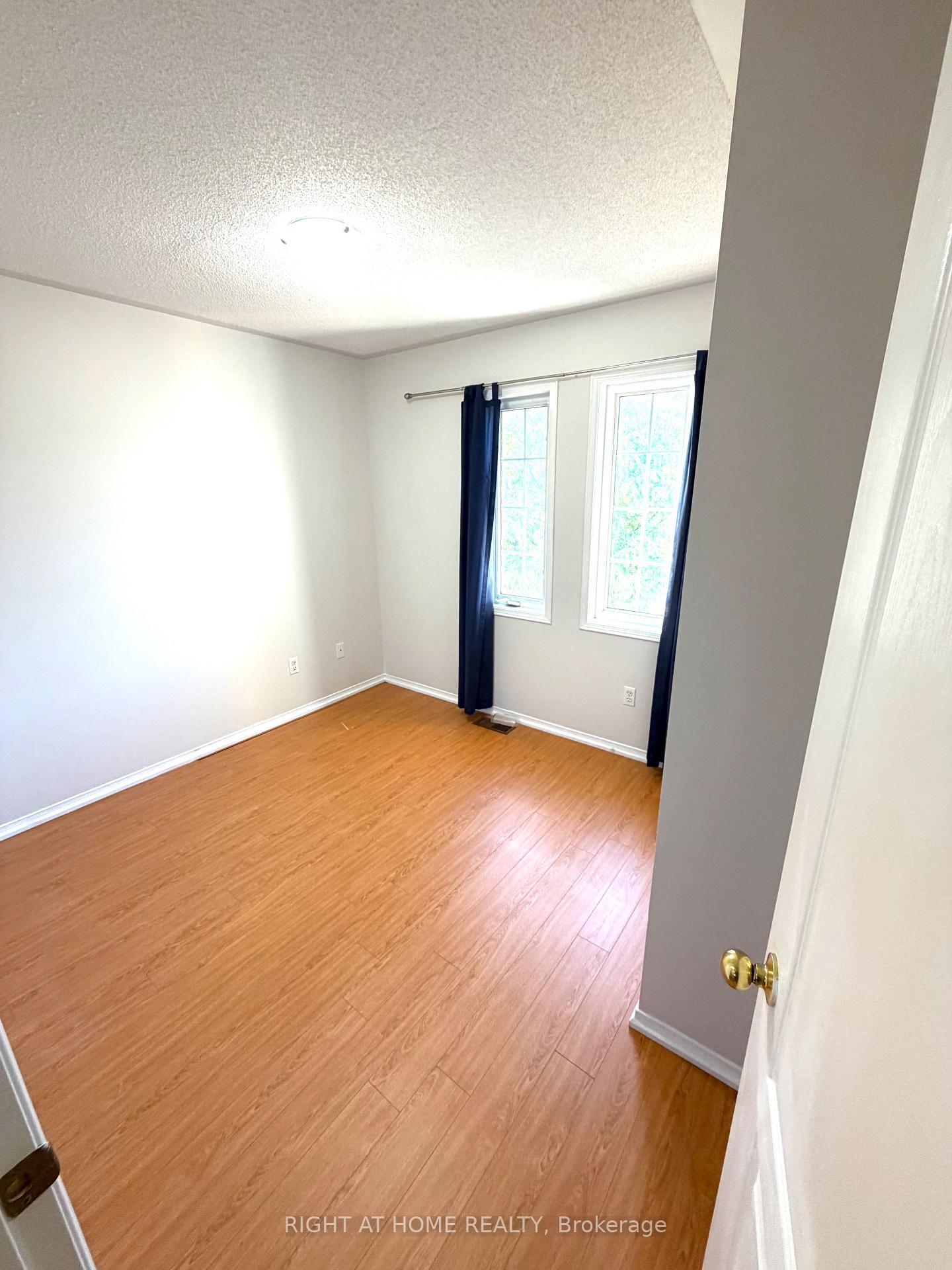 Photo 11 of 29 Mistdale Crescent, Brampton, Fletcher's Meadow — HOMEH