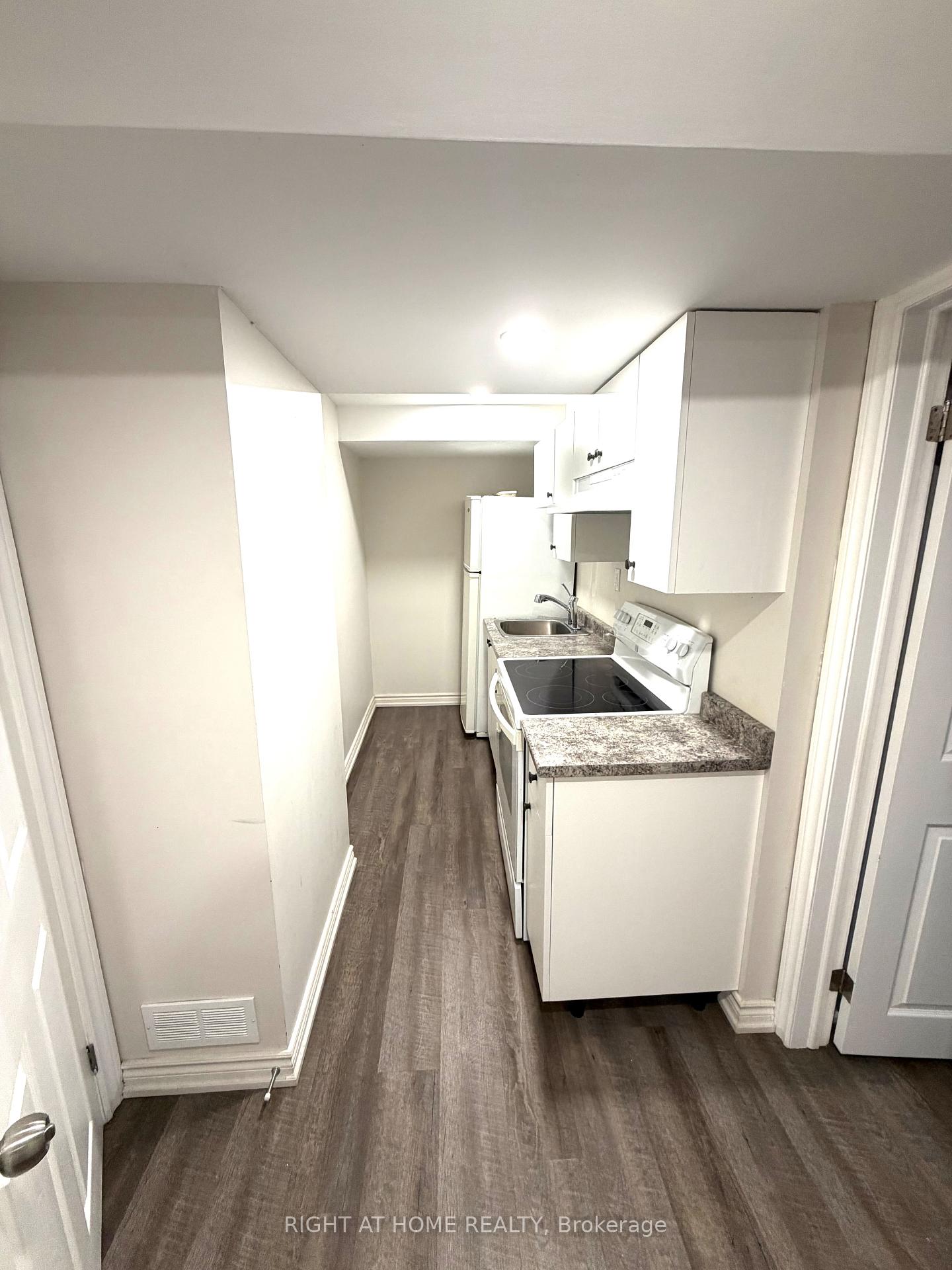 Photo 14 of 29 Mistdale Crescent, Brampton, Fletcher's Meadow — HOMEH
