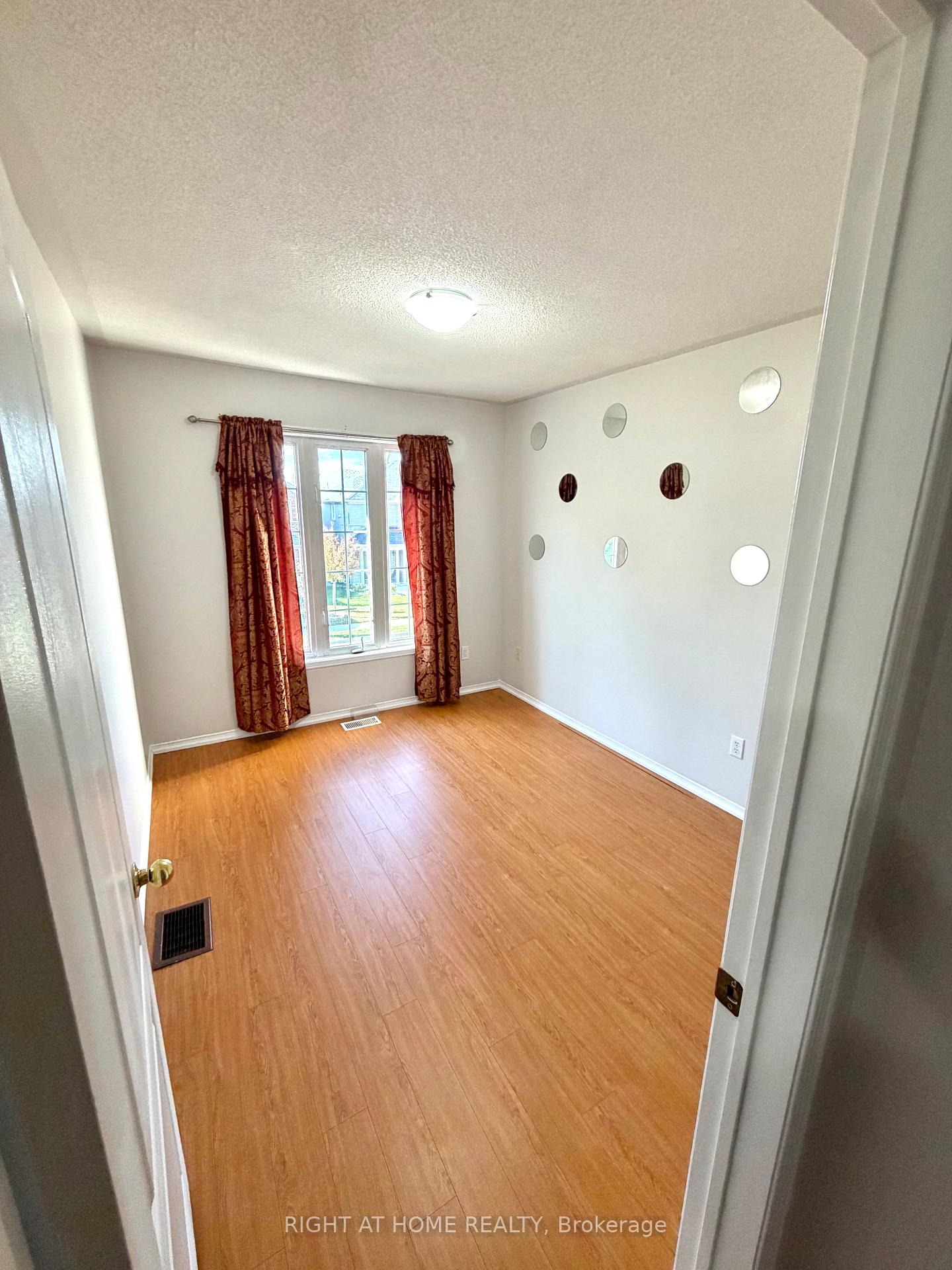 Photo 15 of 29 Mistdale Crescent, Brampton, Fletcher's Meadow — HOMEH