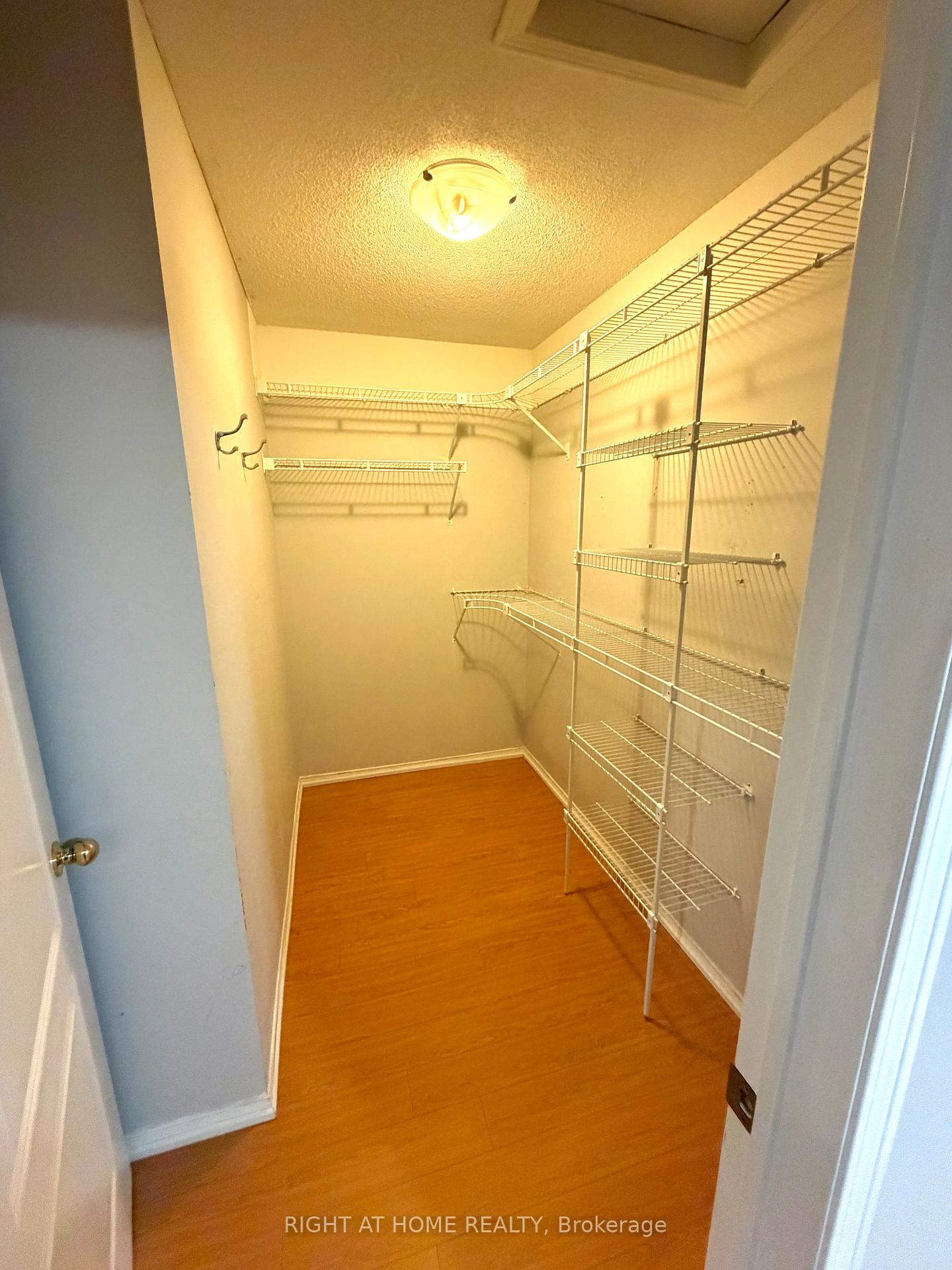 Photo 16 of 29 Mistdale Crescent, Brampton, Fletcher's Meadow — HOMEH