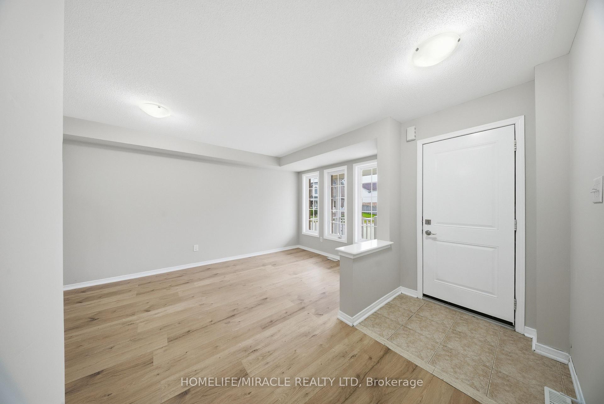 Photo 9 of 12 Diana Way, Barrie, Innis-Shore — HOMEH