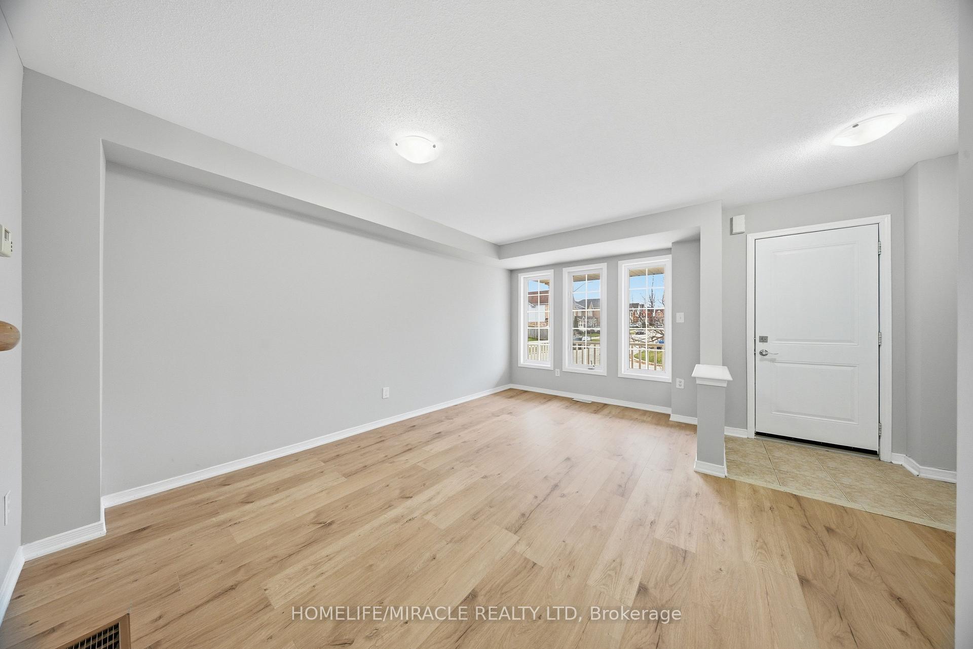 Photo 13 of 12 Diana Way, Barrie, Innis-Shore — HOMEH