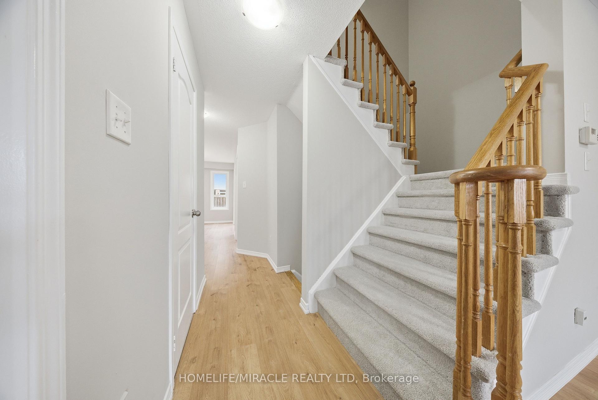 Photo 14 of 12 Diana Way, Barrie, Innis-Shore — HOMEH