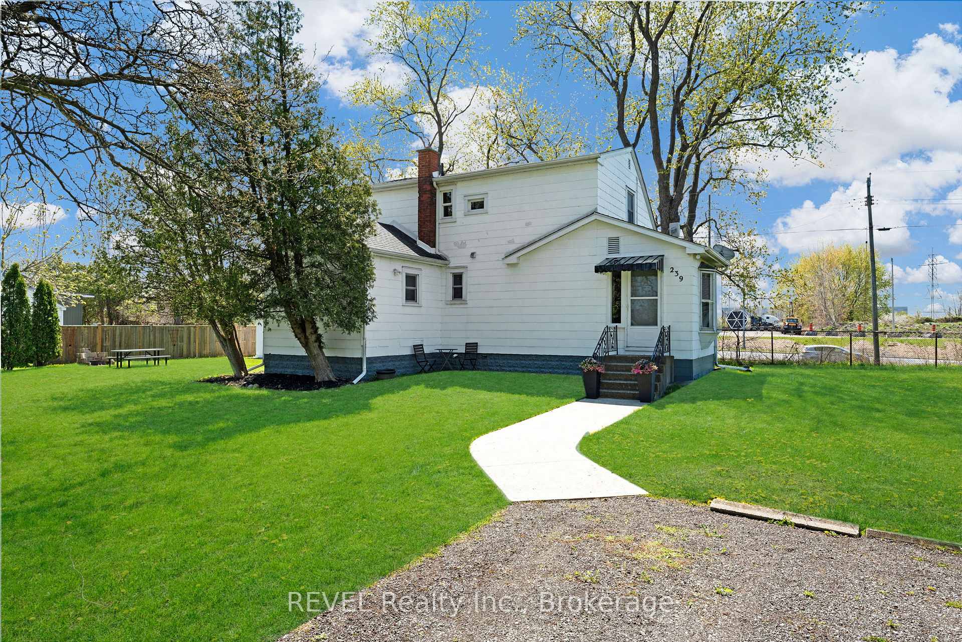 Photo 3 of 239 Becken Crescent, Welland, Cooks Mills — HOMEH