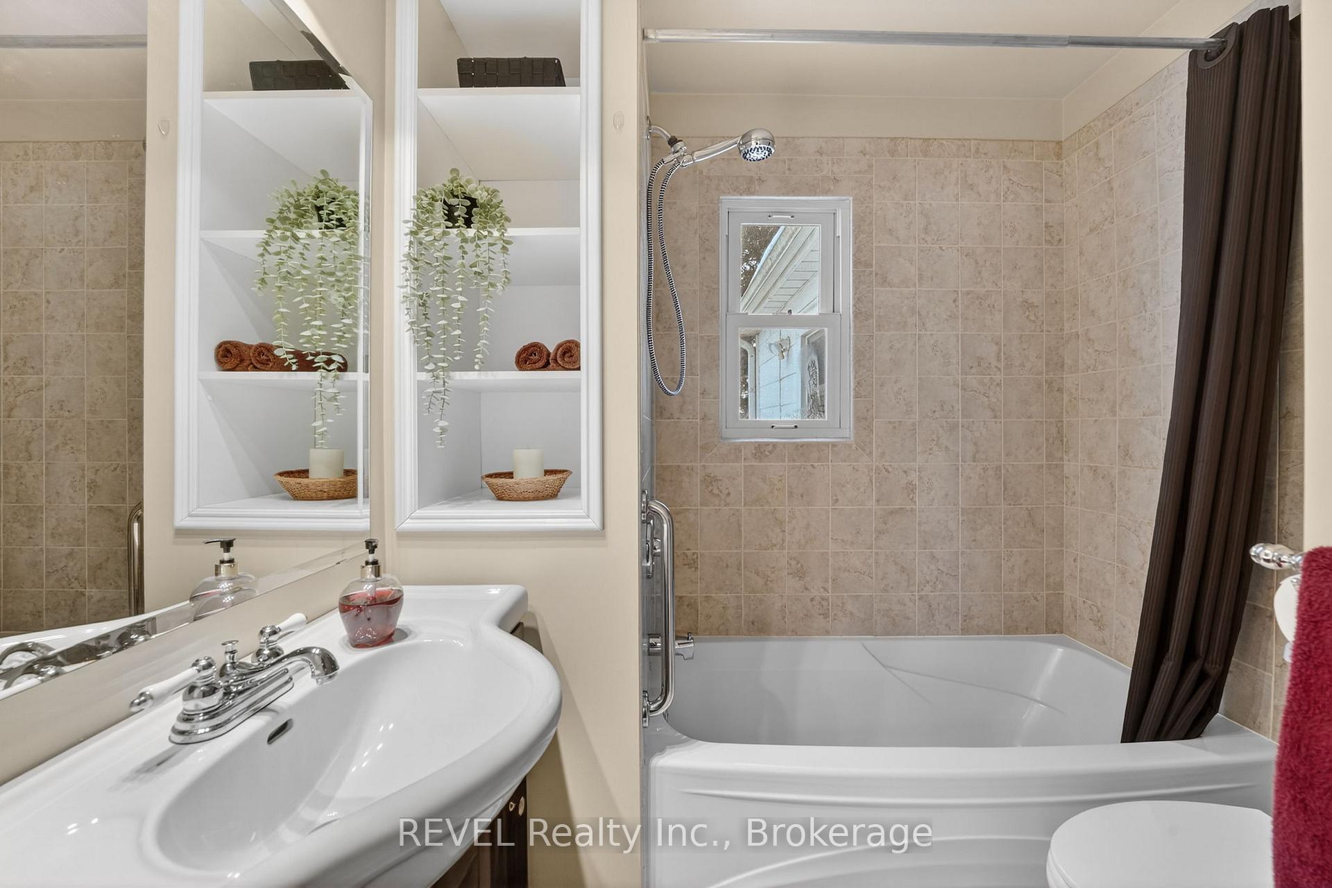 Photo 13 of 239 Becken Crescent, Welland, Cooks Mills — HOMEH