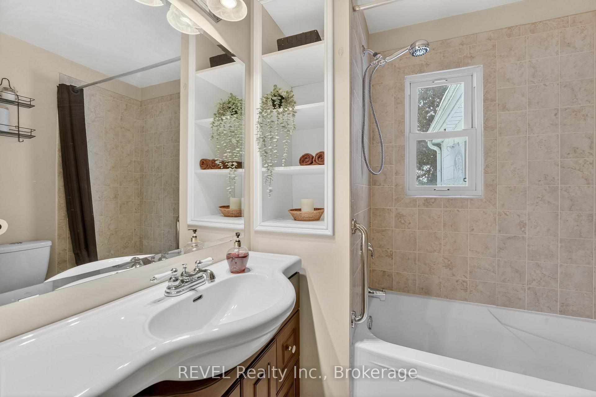 Photo 14 of 239 Becken Crescent, Welland, Cooks Mills — HOMEH