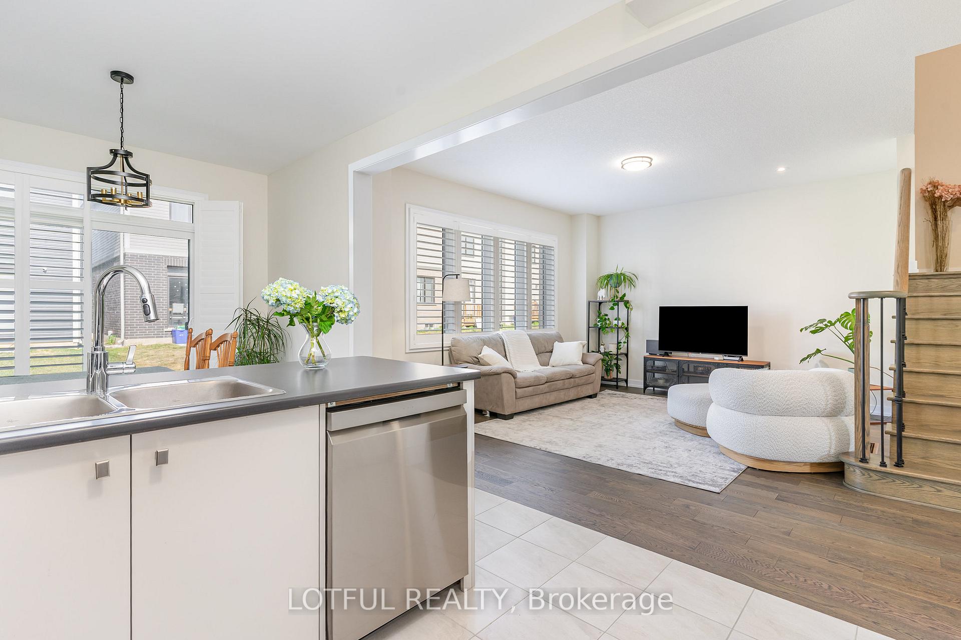 Photo 9 of 82 Lilac Circle, Haldimand — HOMEH