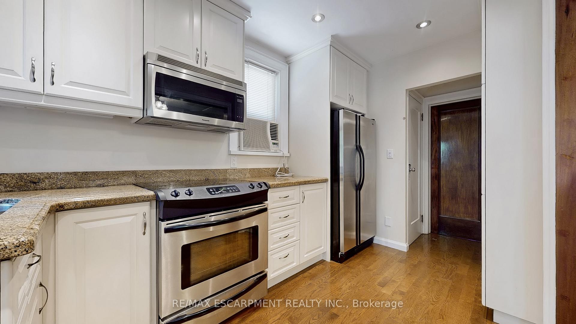 Photo 21 of 7 Duplex Crescent, Toronto, Yonge-Eglinton — HOMEH