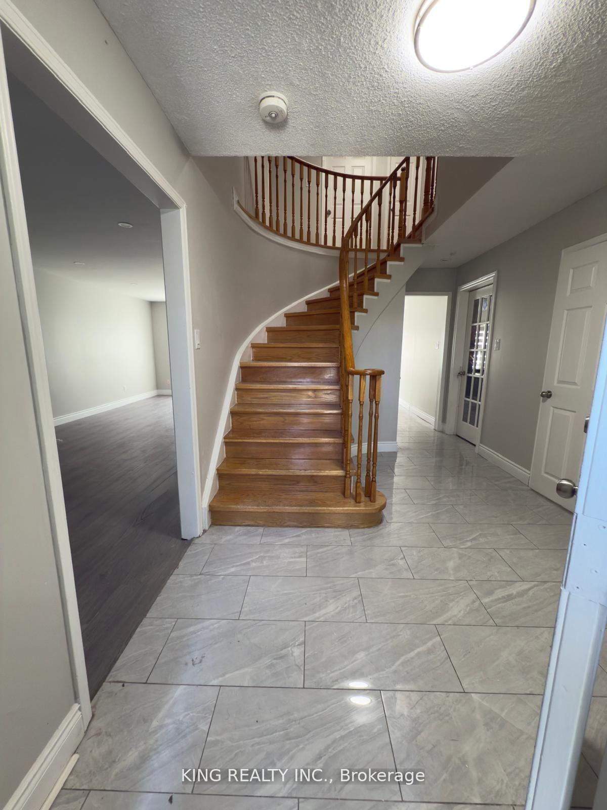 Photo 10 of 7 Clydesdale Circle, Brampton, Fletcher's Creek South — HOMEH