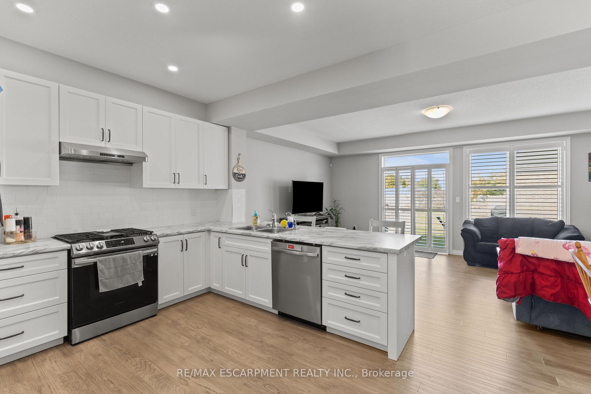 Photo 19 of 23 Zoe Lane, Hamilton, Rural Glanbrook — HOMEH