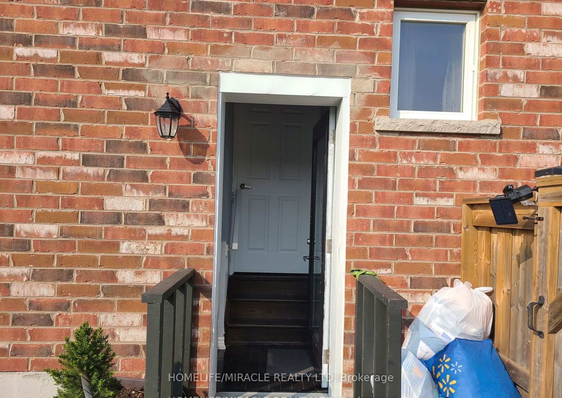 Photo 2 of 150 Gentile Circle, Vaughan, West Woodbridge — HOMEH