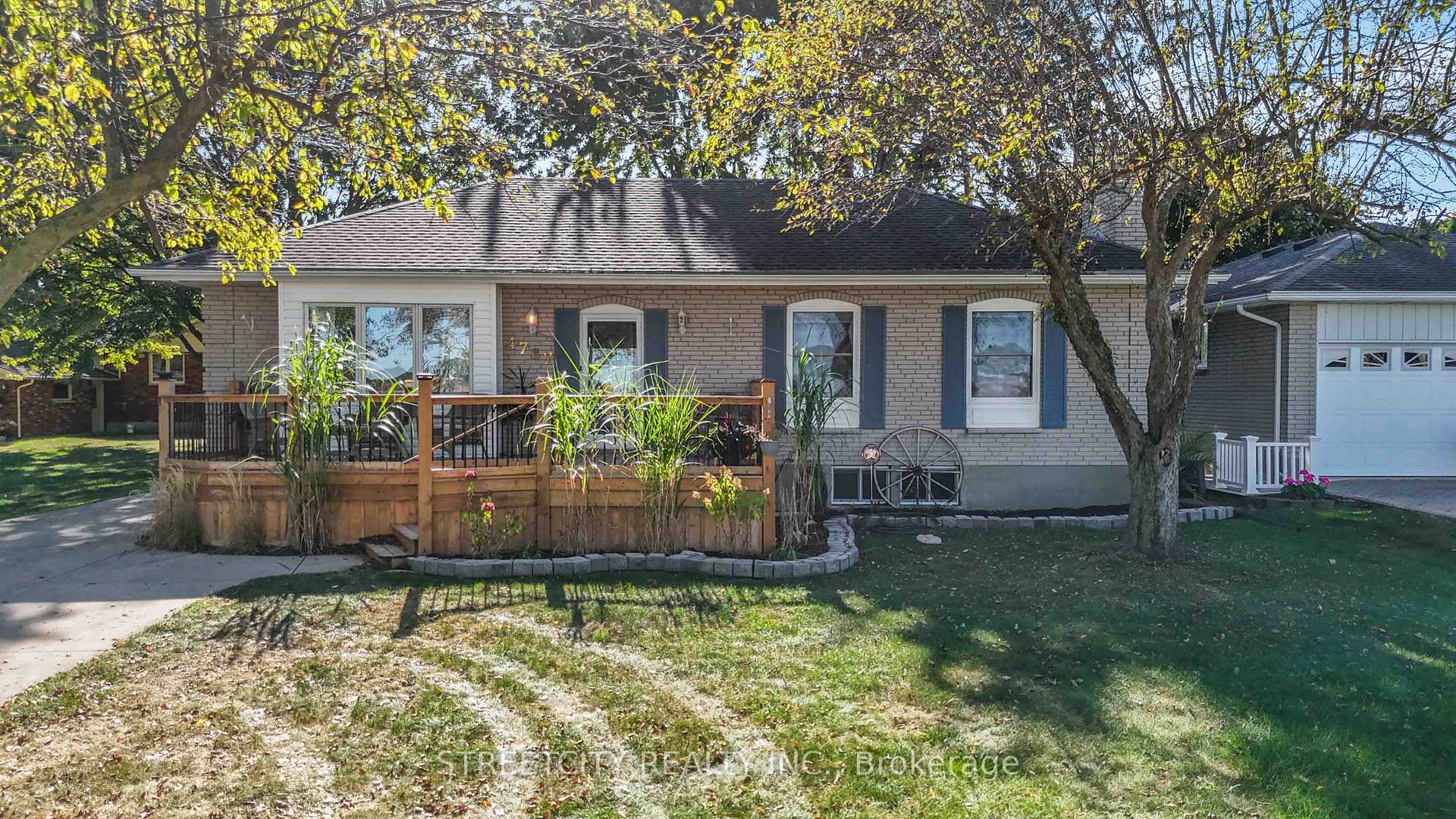 Front of 4767 St. Clair Parkway