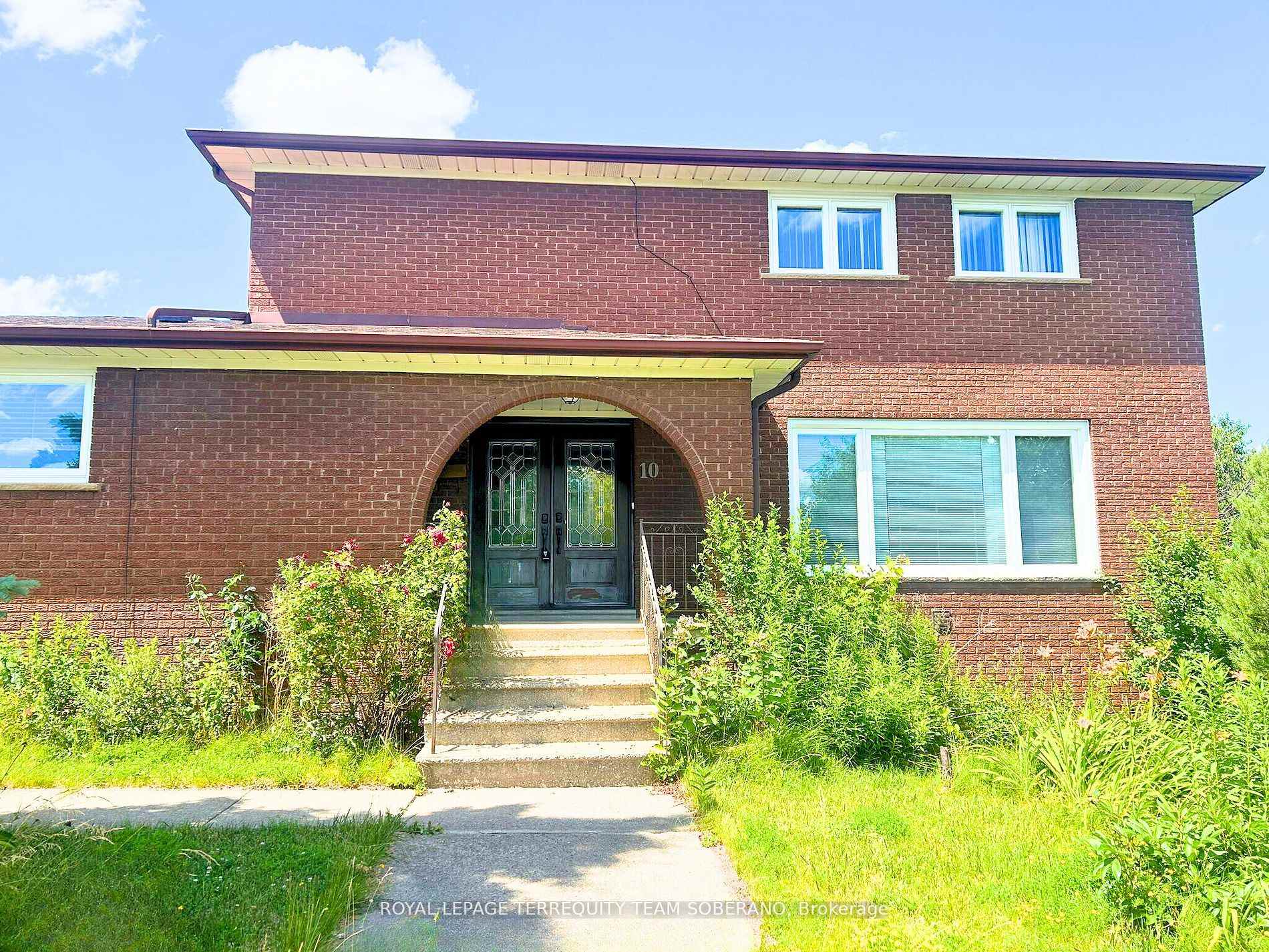 Front of Unit Upper, 10 Moonstone Place