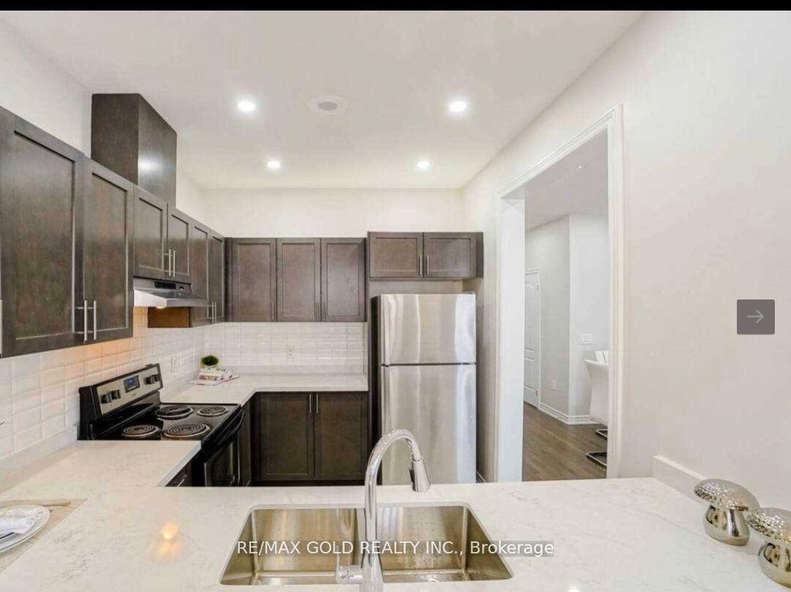 Photo 3 of 22 Davenfield Circle, Brampton, Bram East — HOMEH