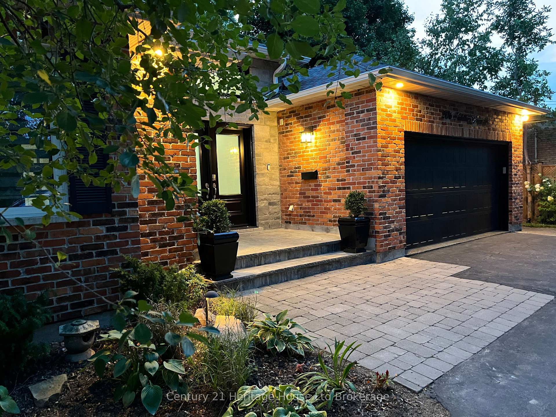 Front of 206 Fiddlers Green Road