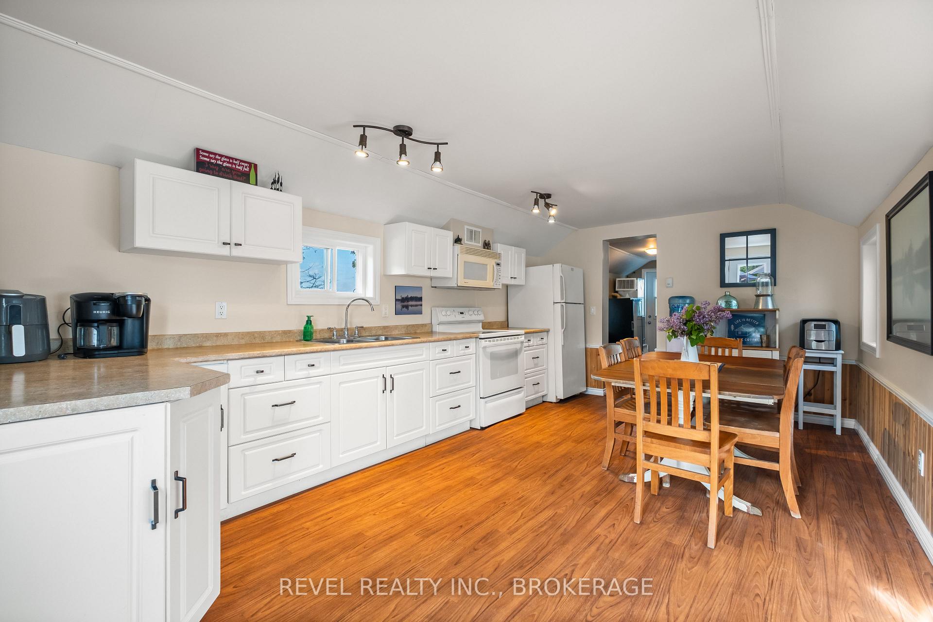 Photo 11 of 1690 Green Bay Road, Frontenac, Frontenac South — HOMEH