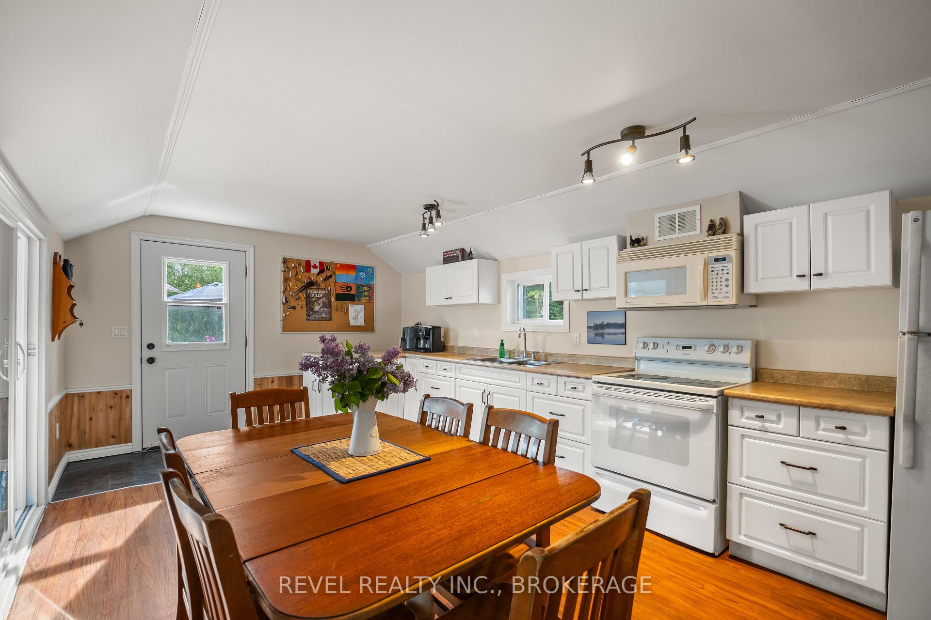 Photo 13 of 1690 Green Bay Road, Frontenac, Frontenac South — HOMEH