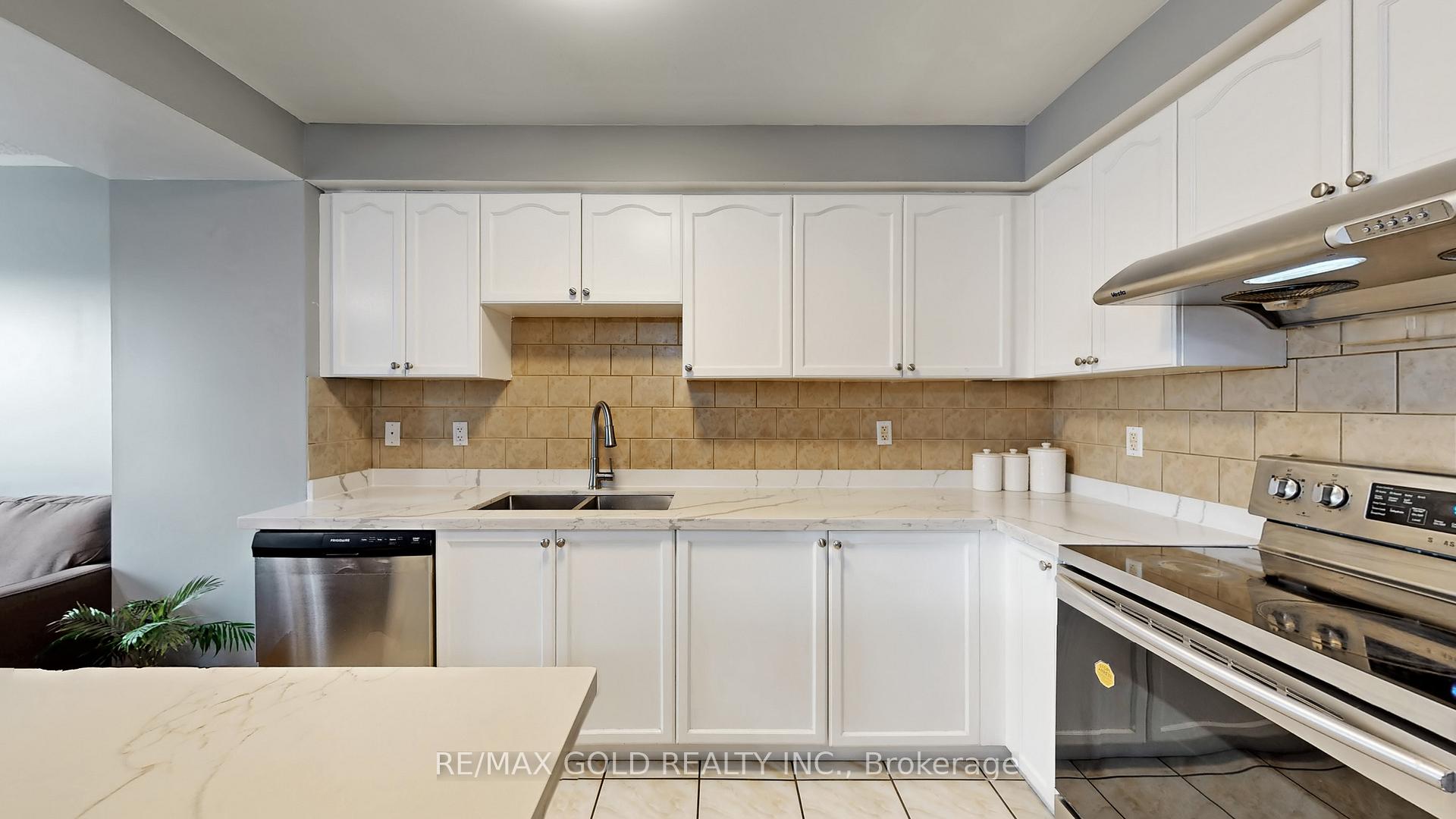 Photo 4 of 64 Sweet Clover Crescent, Brampton, Sandringham-Wellington — HOMEH