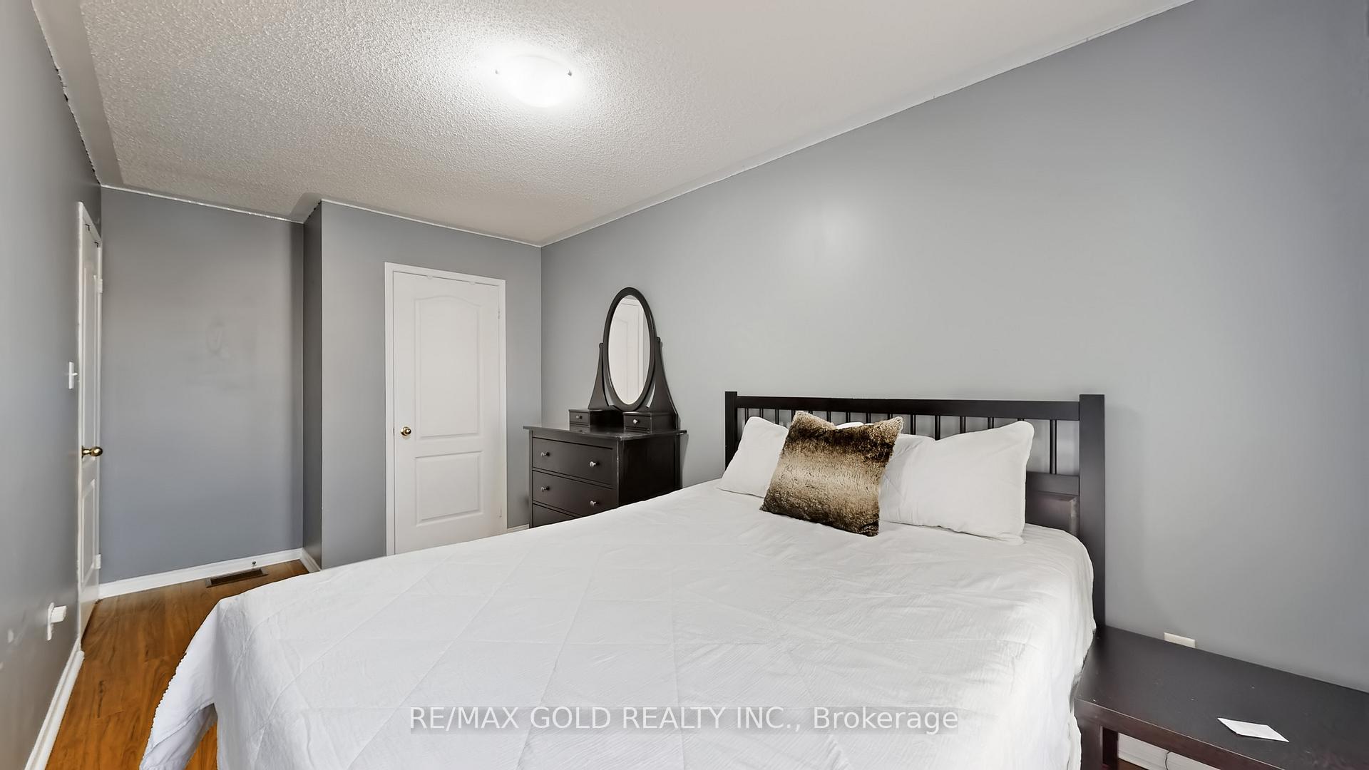 Photo 33 of 64 Sweet Clover Crescent, Brampton, Sandringham-Wellington — HOMEH