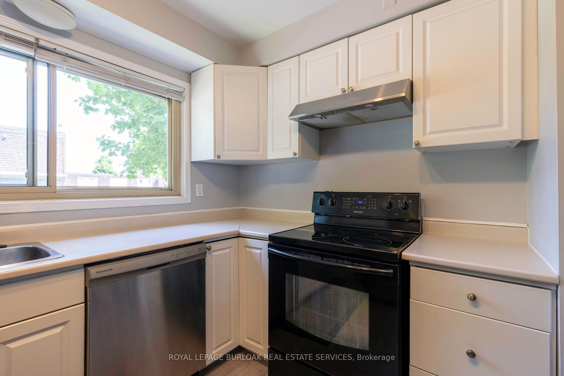 Photo 5 of Unit 16, 125 Bonaventure Drive, Hamilton, Gilbert — HOMEH