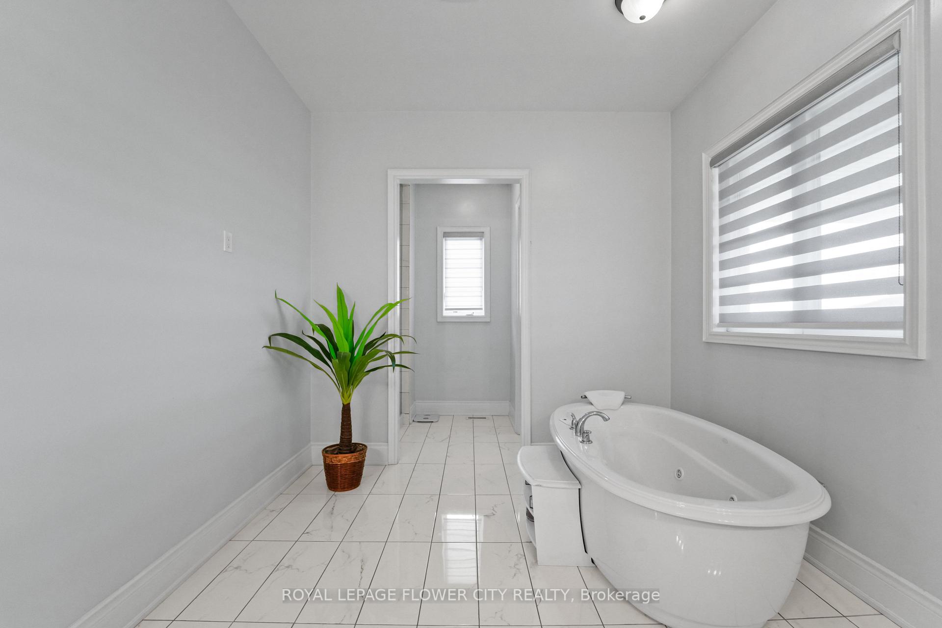 Photo 36 of 40 Quintette Close, Brampton, Toronto Gore Rural Estate — HOMEH