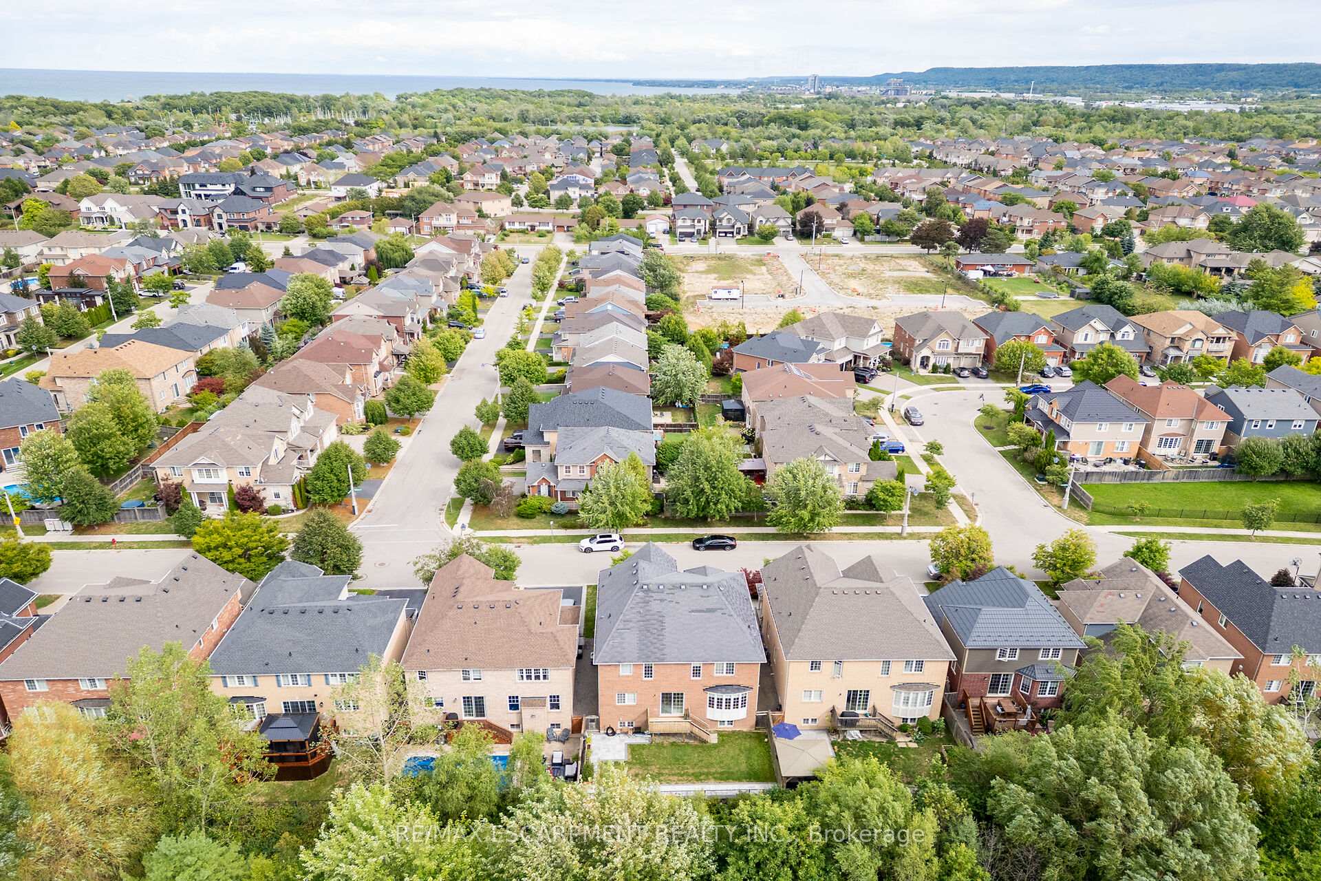 Photo 38 of 48 Montreal Circle, Hamilton, Winona Park — HOMEH